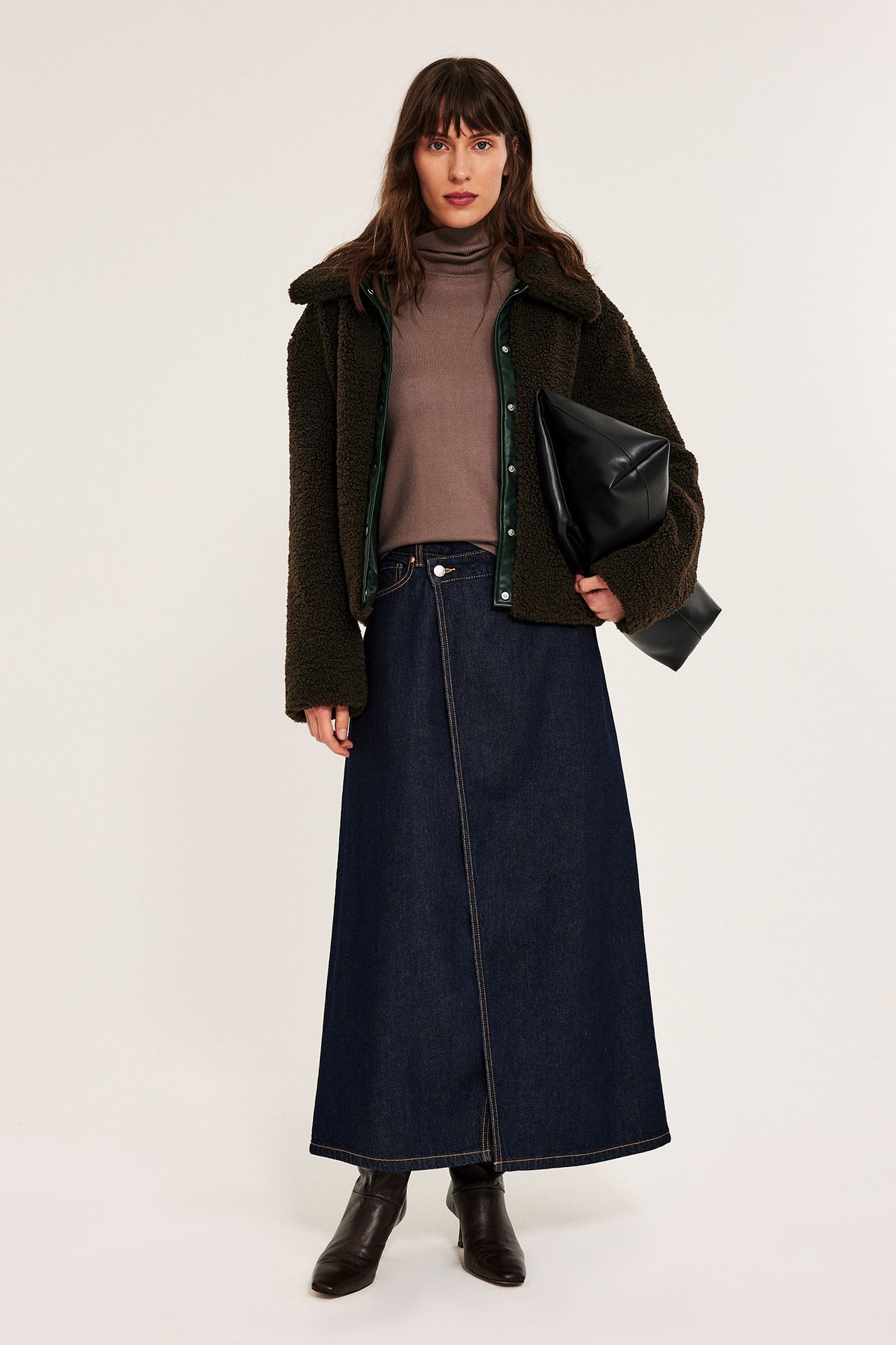 Tummakse fuskfuskepitakki tummanruskea, sivutaskut, etulukko, naisella.