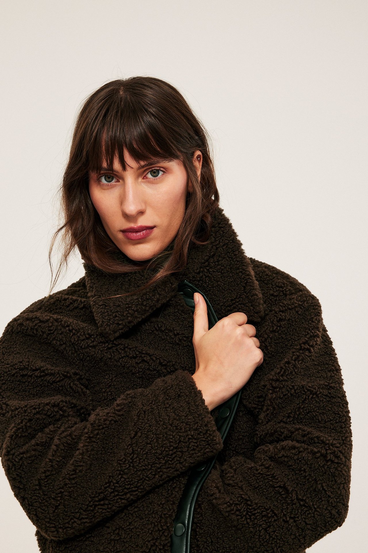 Nainen tumman ruskea tekoturkki takki etupainotteisesti, vetoketjulla ja taskuilla.