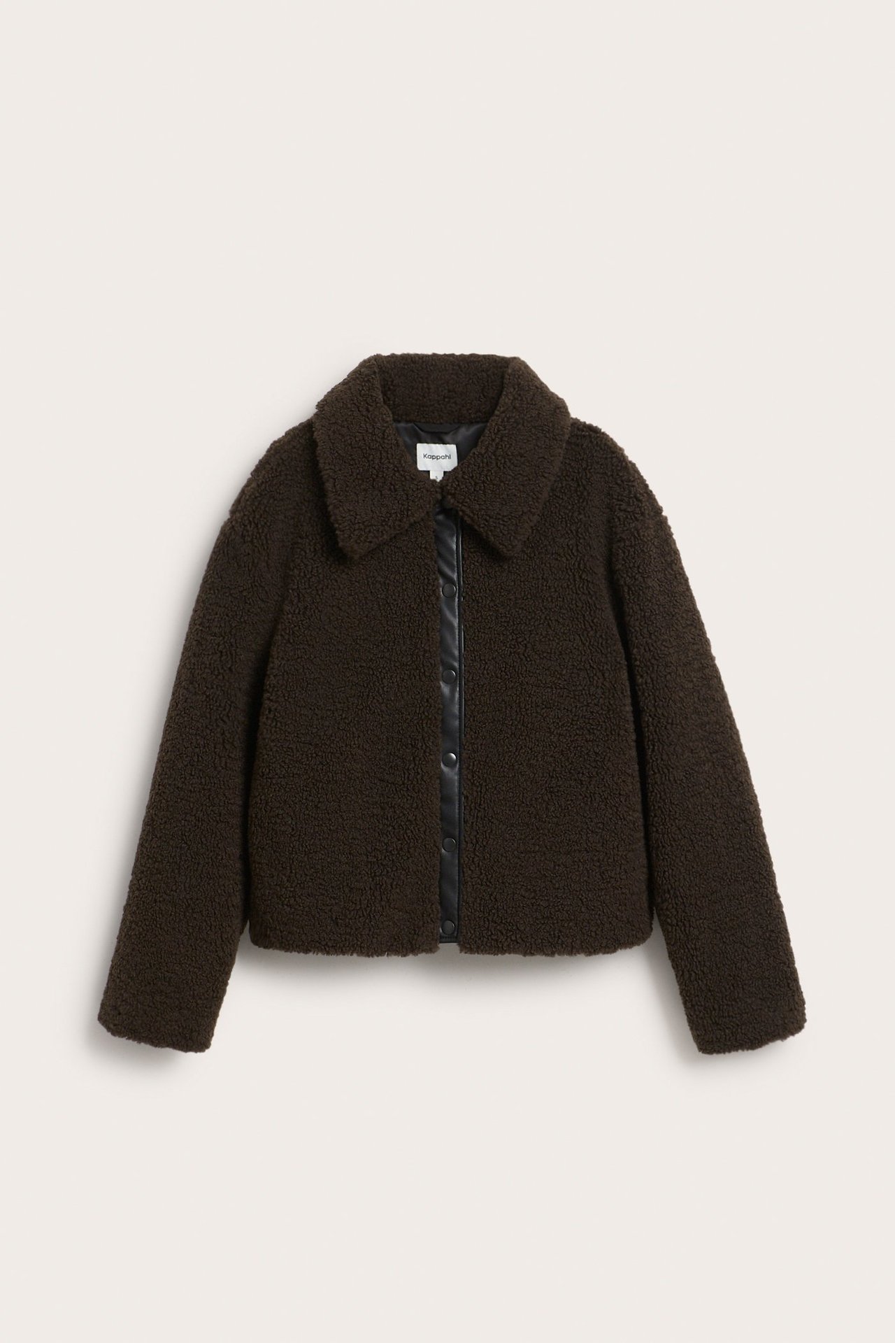 Edestä näkymä tummanruskeasta lyhyestä tekoturkisjakista, jossa on kaulus ja mustat napit.