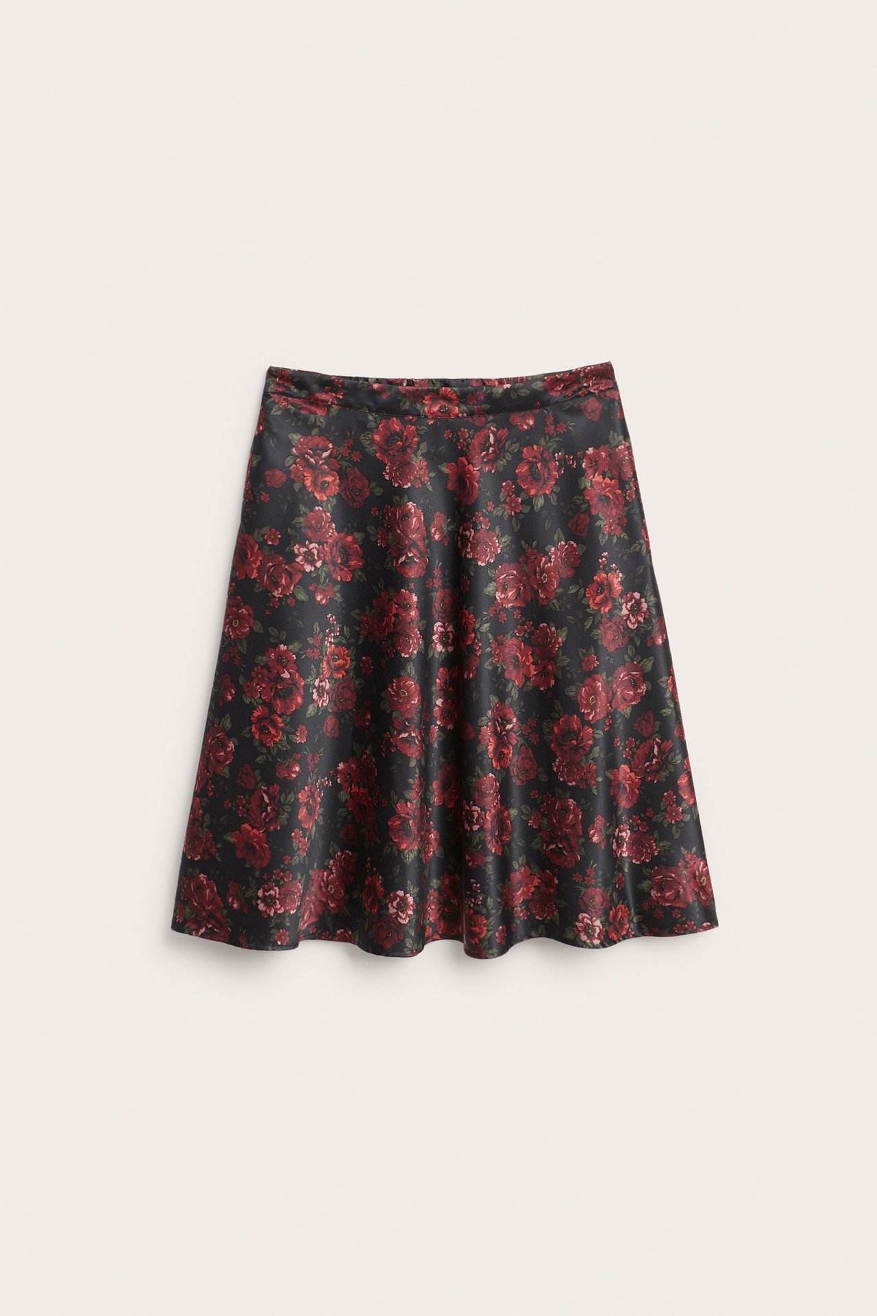 Widok z przodu: rozkloszowana czarna spódnica midi z tafty, z elastyczną talią i czerwonym wzorem róż.