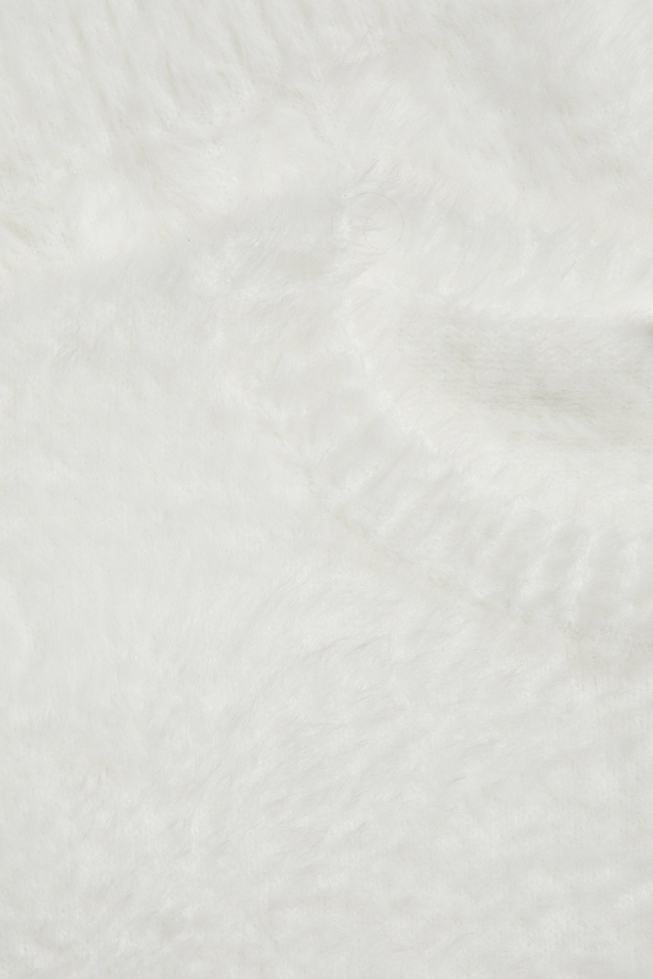 Zbliżenie na off-white, miękką teksturę przędzy piórkowej, prawdopodobnie z jednolitego swetra.