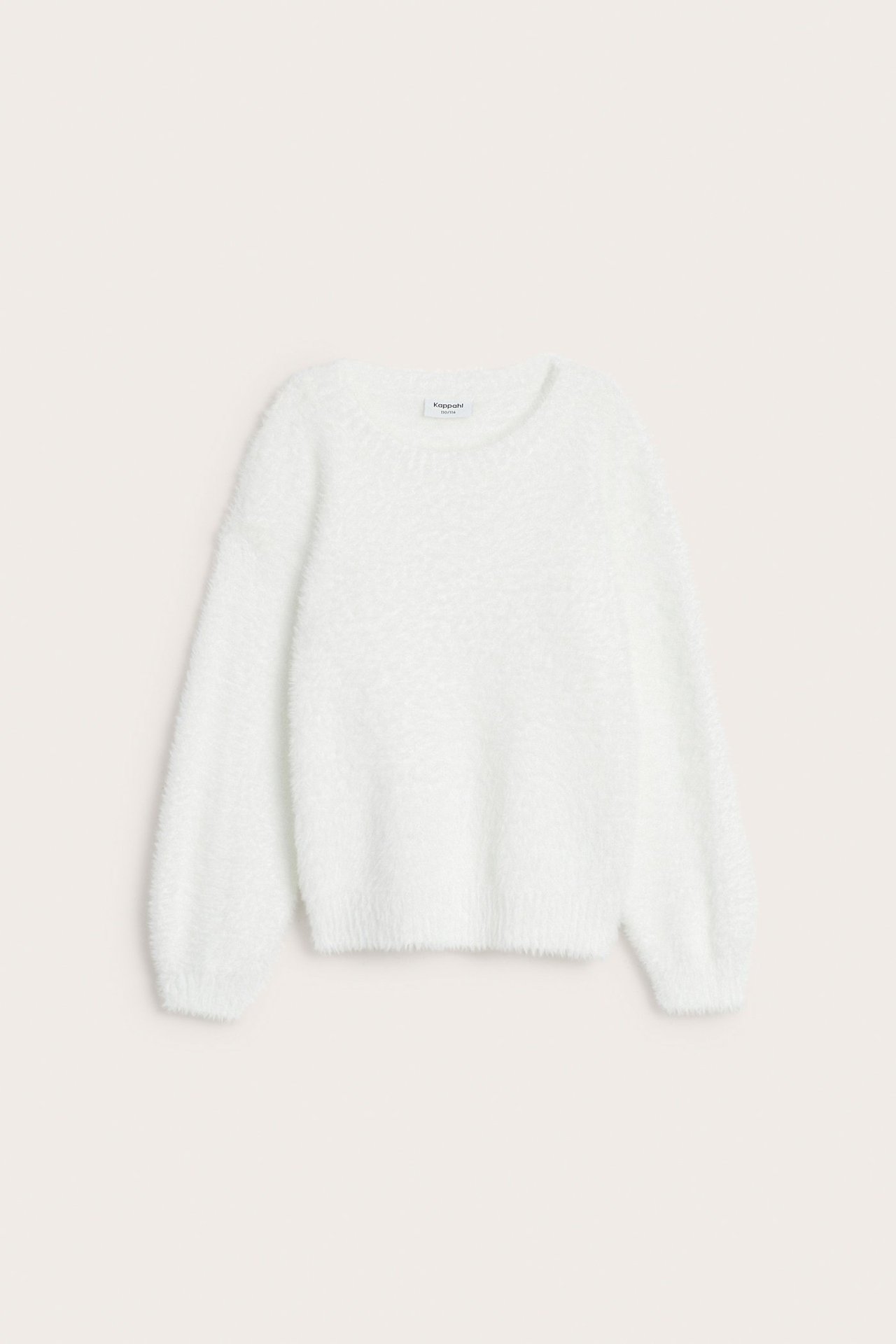 Framifrån: en offwhite stickad barntröja i mjukt fjädergarn.