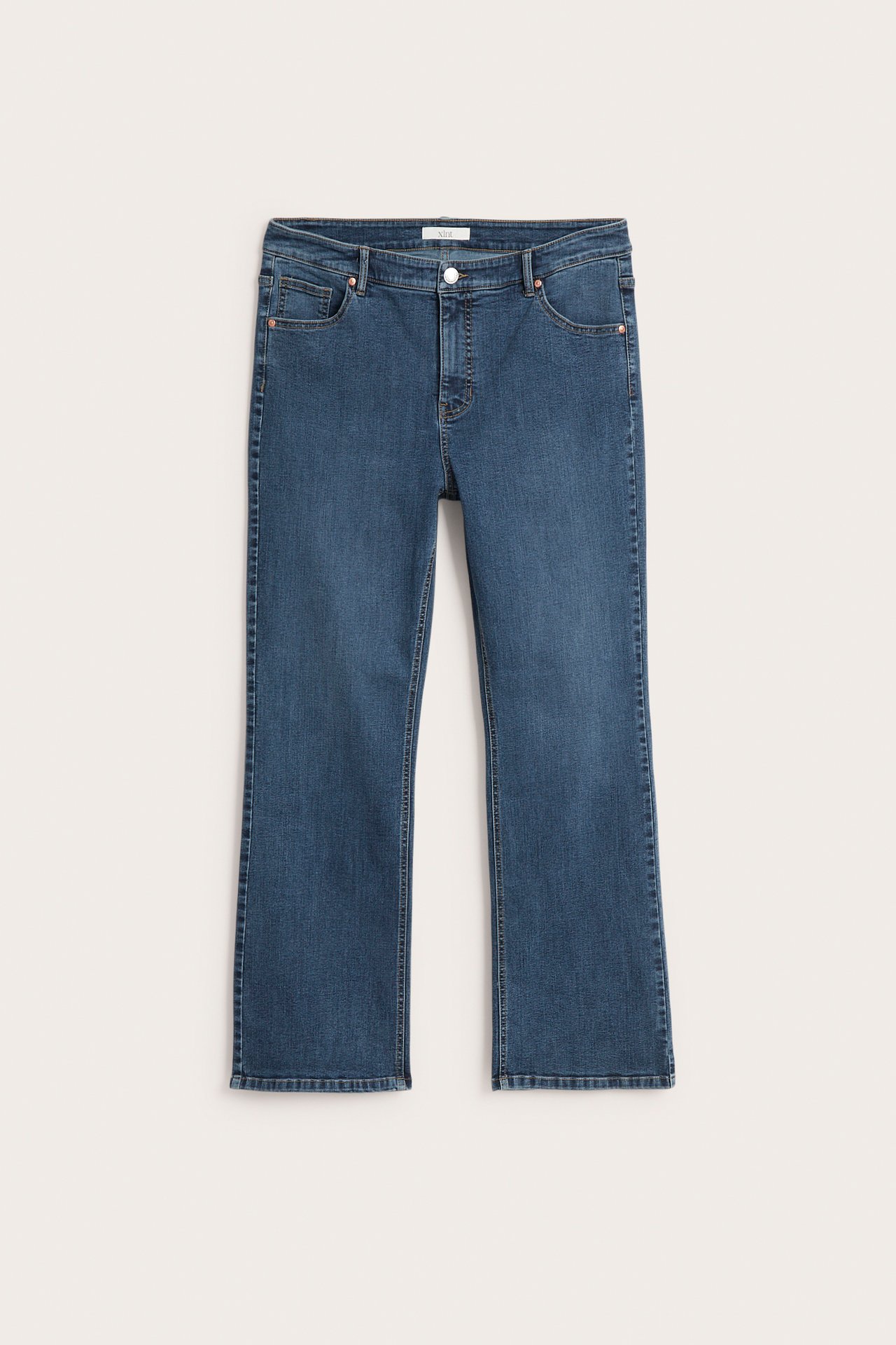 Frontvisning av blå denim high-waist bootcut jeans med knapp- og glidelåslukking.