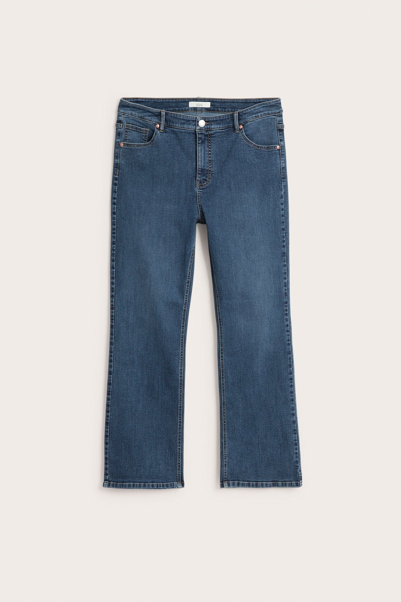 Edestä kuvatut siniset denim-korkeavyötäröiset bootcut-farkut nappi- ja vetoketjukiinnityksellä.