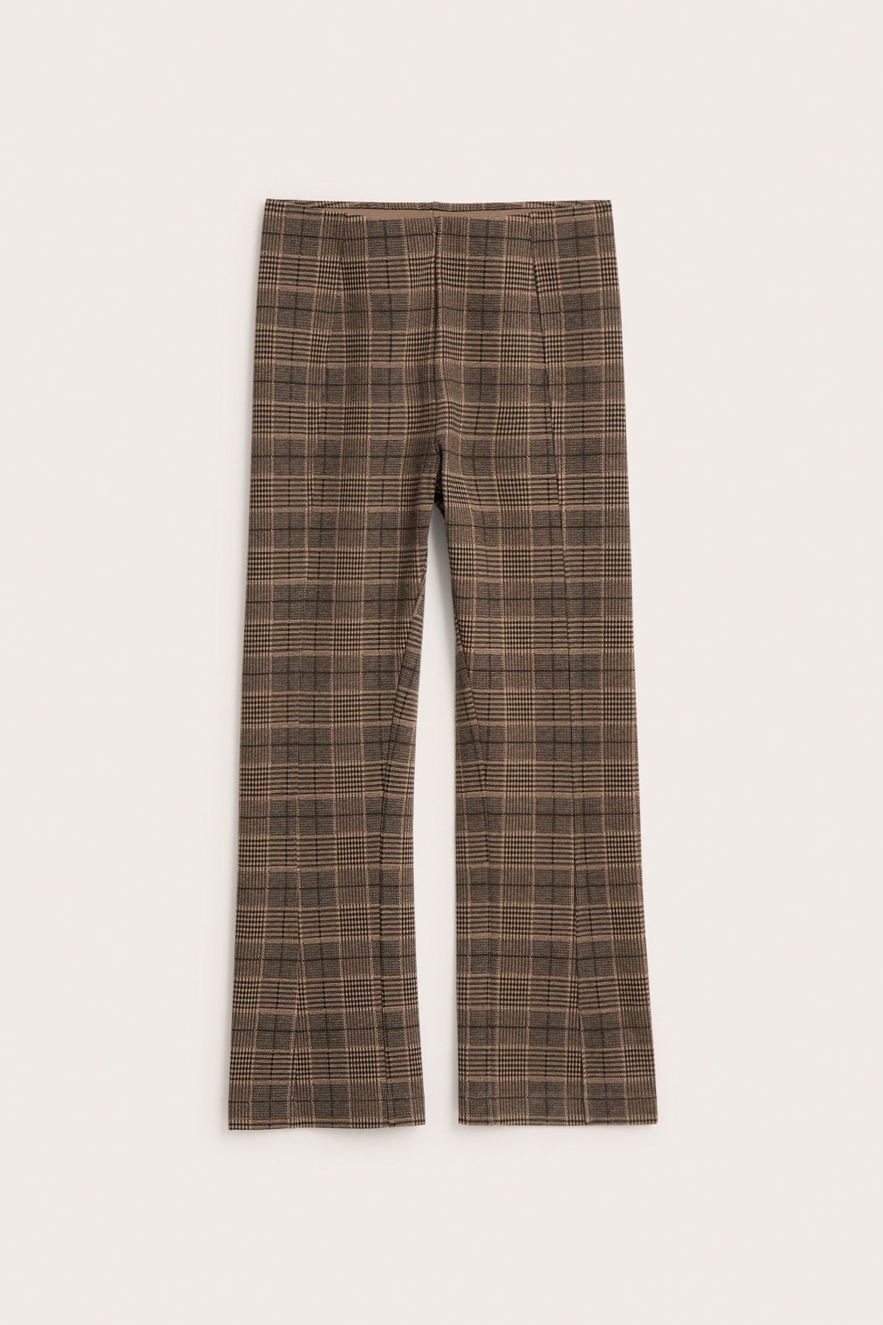 Widok z przodu jasnobrązowych spodni pull-on kickflare w kratę, z małymi rozcięciami na końcach nogawek.