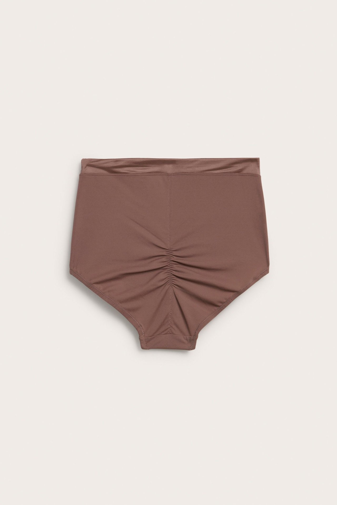 Bakfra, høy midje, mauvefarget shaping hipster truse med rynket detalj midt bak.