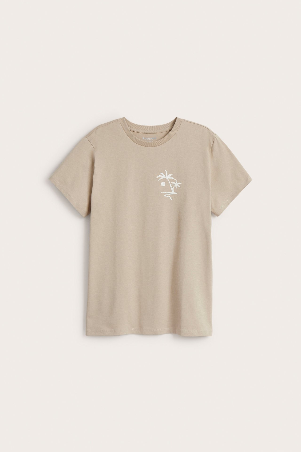 Frontvy: Beige kortärmad bomulls-t-shirt med litet vitt tryck av palmträd och sol på bröstet.
