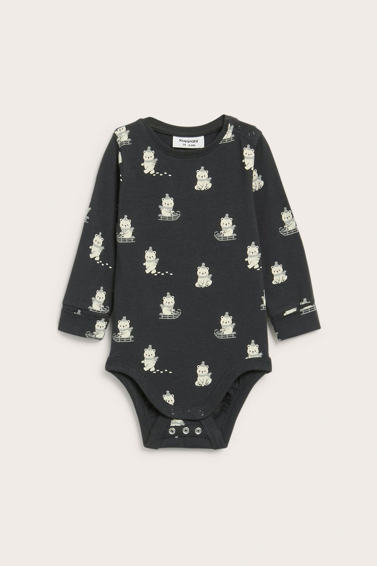 Framifrån: mörkgrå babybody med långa ärmar och ljust nallebjörnsmönster, tryckknappar.