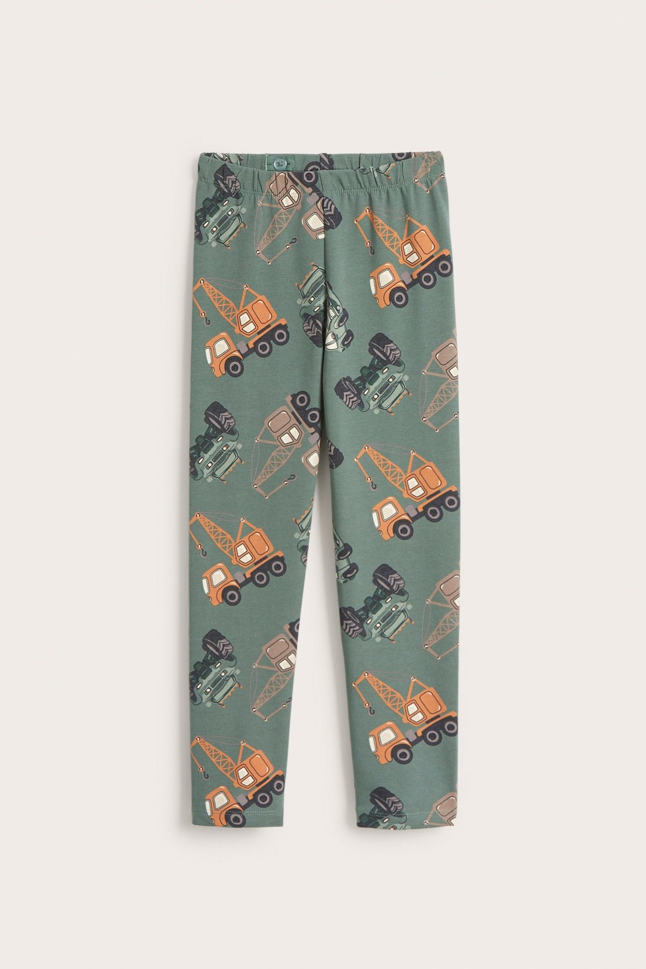Widok z przodu: ciemnozielone legginsy dziecięce we wzór pomarańczowych i zielonych pojazdów budowlanych.