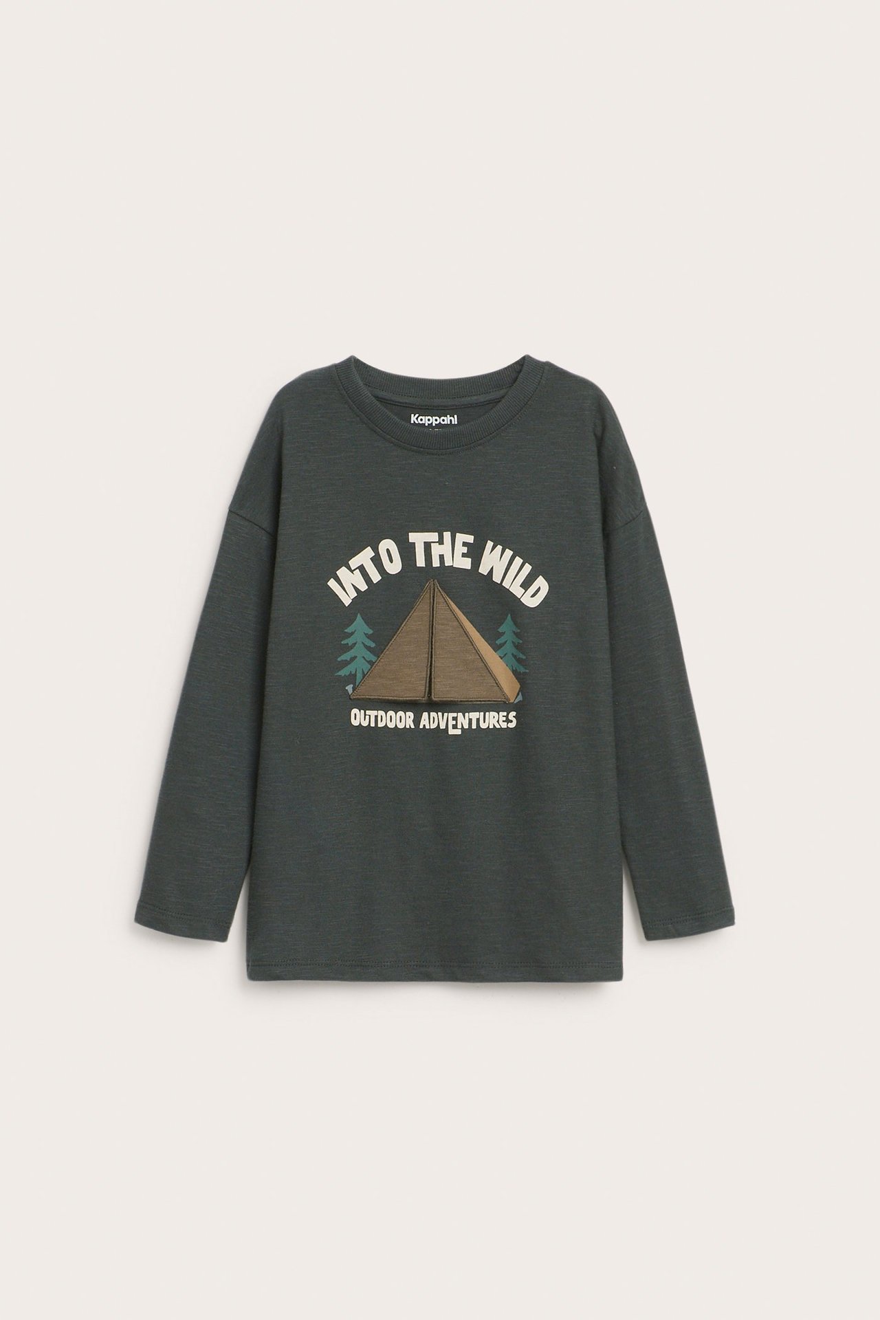 Frontvisning av en mørkegrønn langermet T-skjorte i bomull for barn med 'Into the Wild' tekst og teltprint.