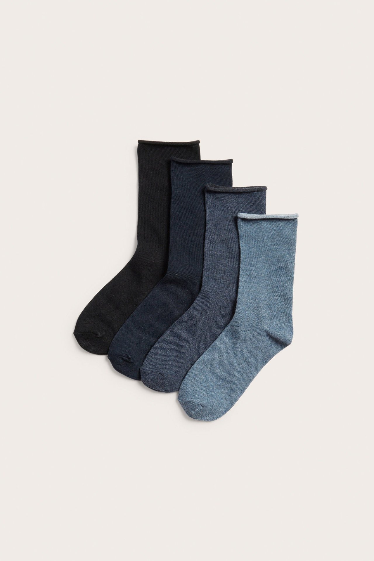 Widok z góry: cztery melanżowe skarpetki w odcieniach czerni i błękitu, z rolowanymi brzegami.