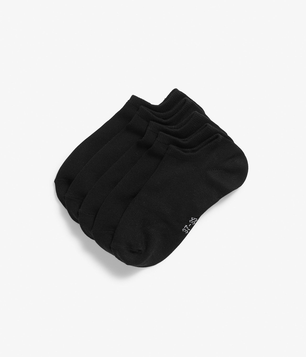 Widok z góry na pięć par czarnych, jednokolorowych skarpetek, starannie ułożonych.