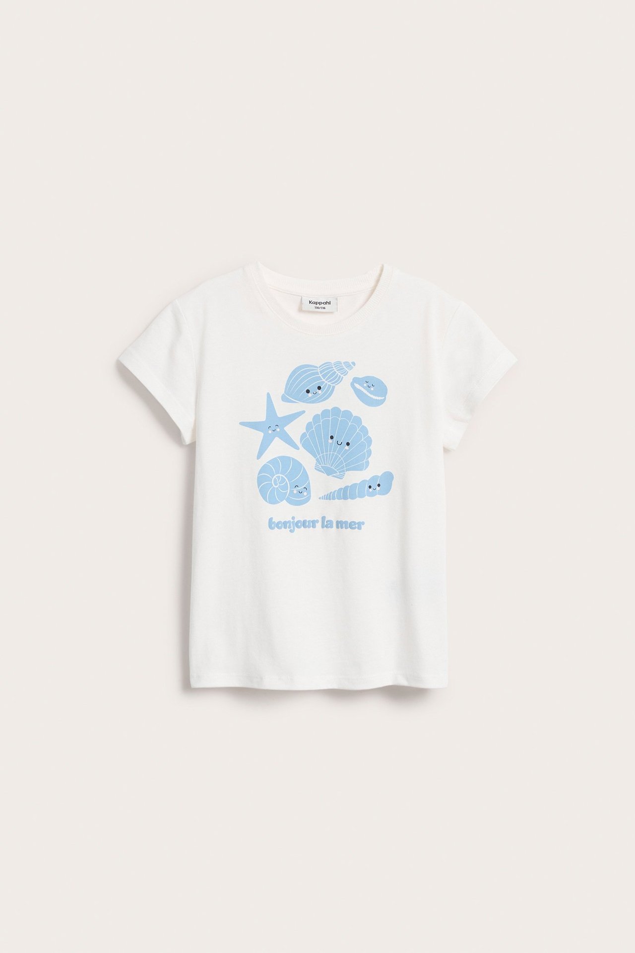 Widok z przodu białego bawełnianego T-shirtu dziecięcego z jasnoniebieskim nadrukiem muszelek i rozgwiazd.