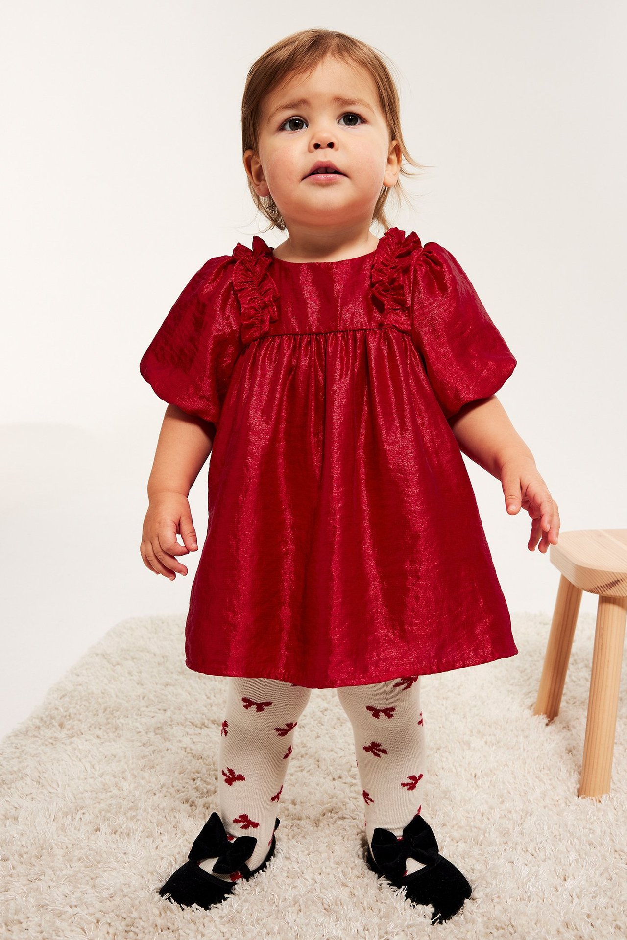 Rød viskosekjole med volanger, puffede ermer, knapper i nakken, front, barn.