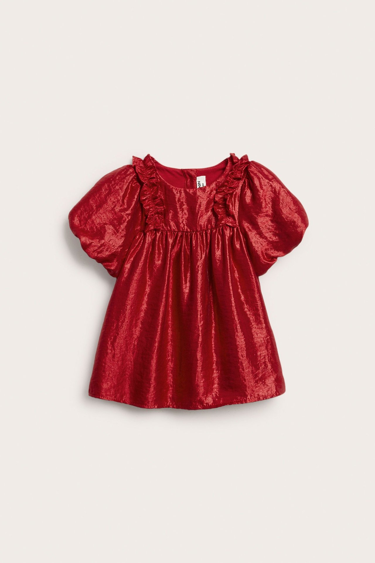 Frontbilde av en rød babykjole i viskose med volanger, puffermer og knapper i nakken.