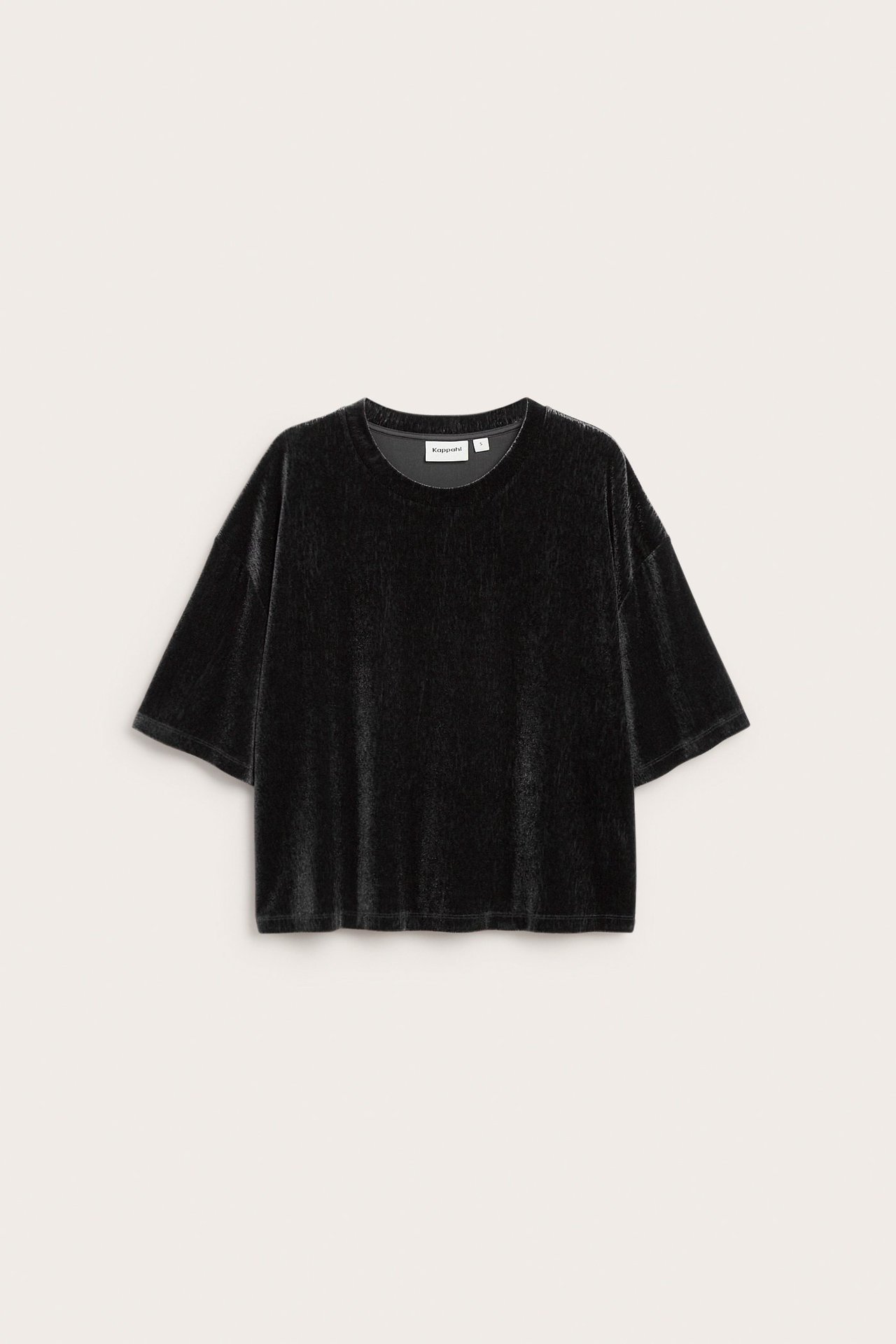 Framsiden av en svart, løstsittende kortermet topp i velour med rund hals.