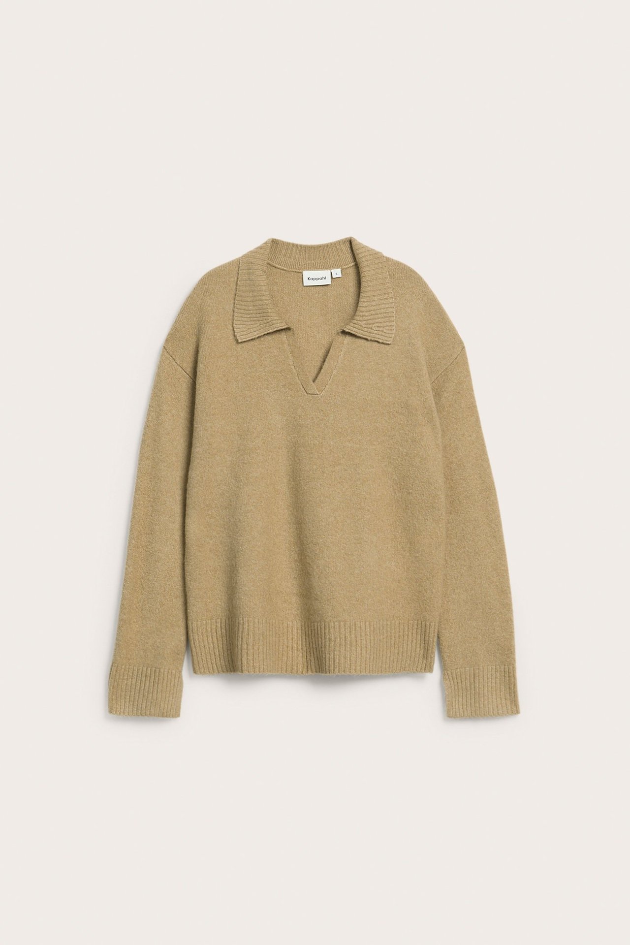 Frontvisning av en løstsittende beige melert strikket langermet genser med polokrage og V-hals.