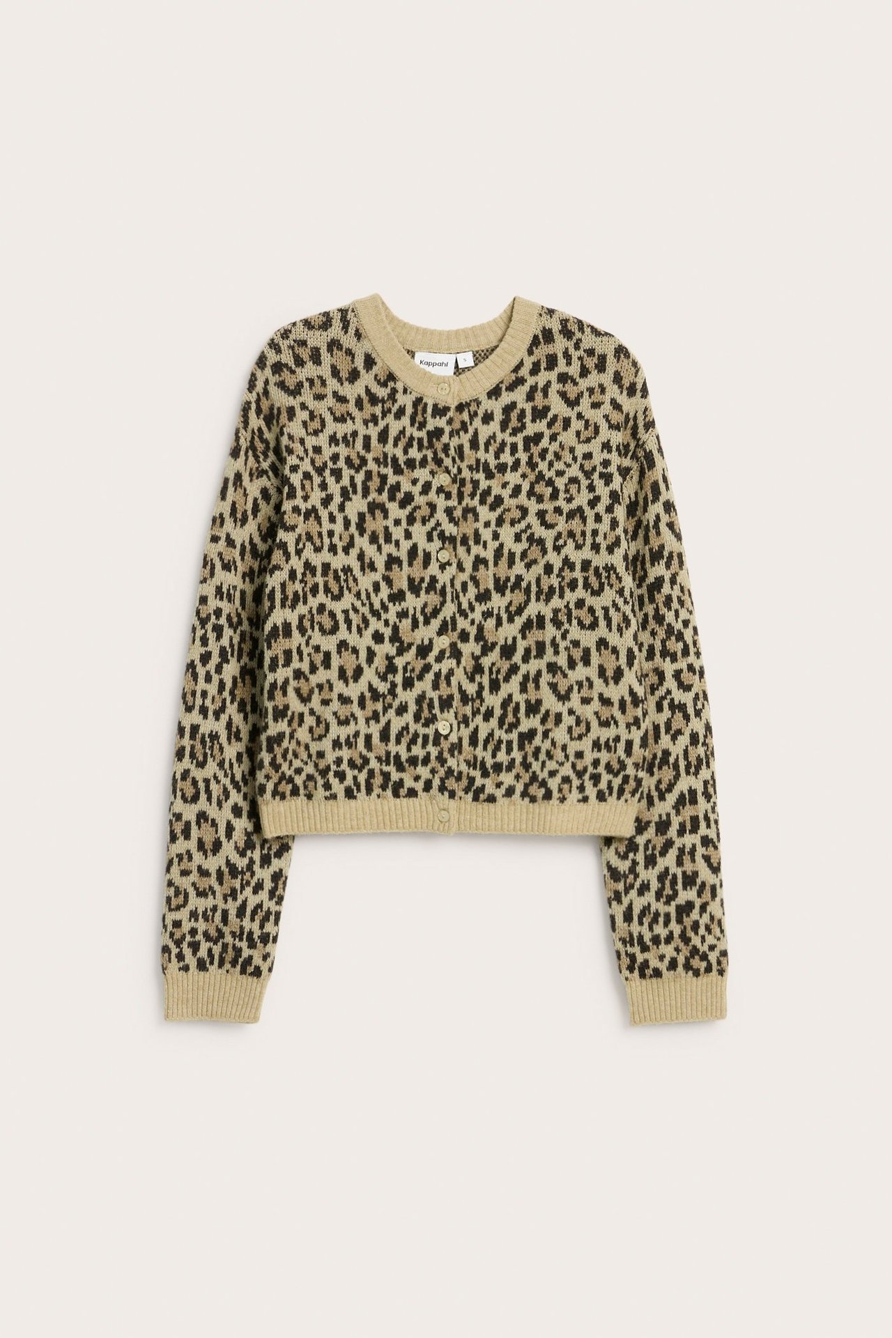 Edestä kuvattu naisten beige neulejakku, jossa on lyhyt leikkaus, leopardikuvio ja napit edessä.