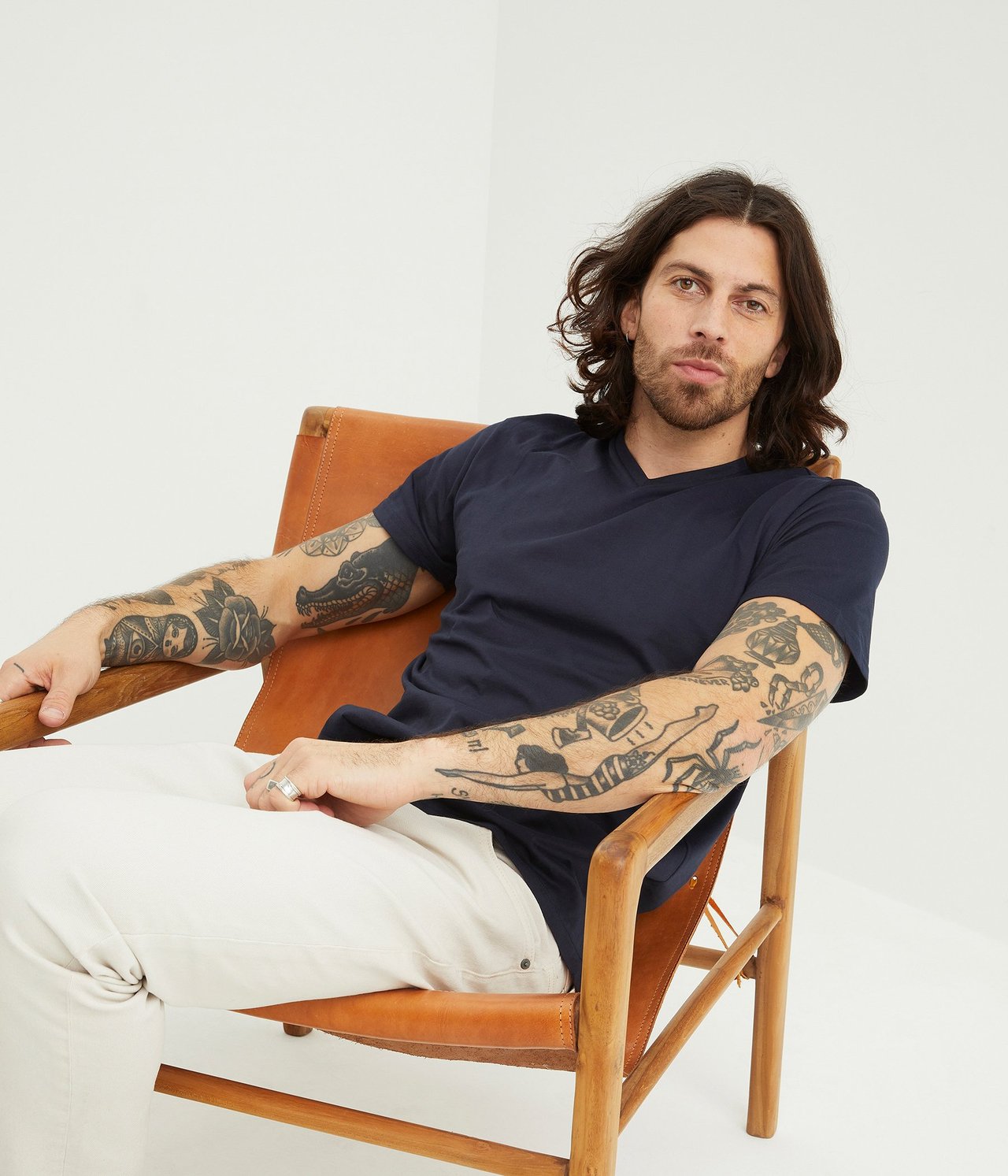 V-kaula-aukkoinen t-paita