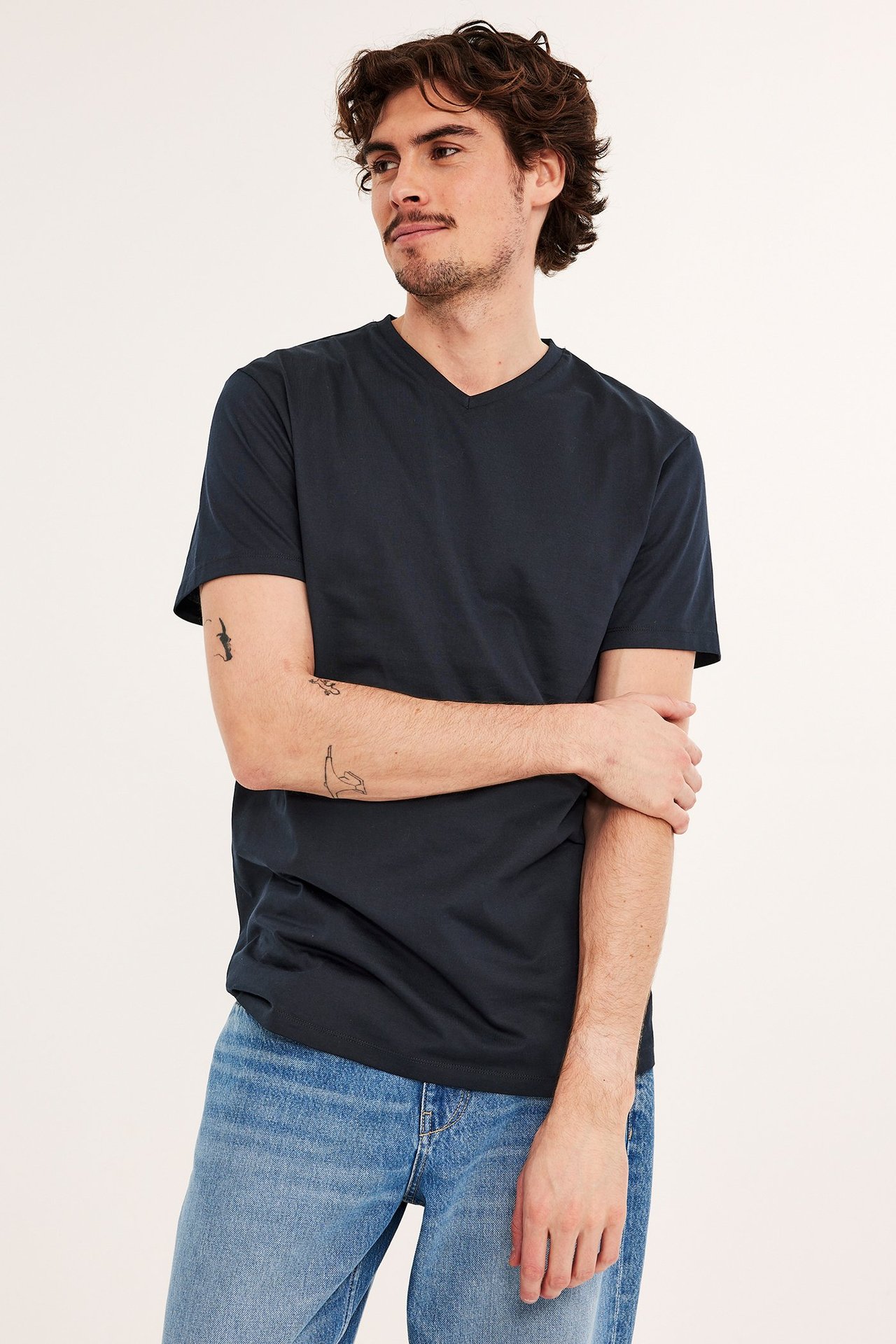 T-shirt z dekoltem w szpic