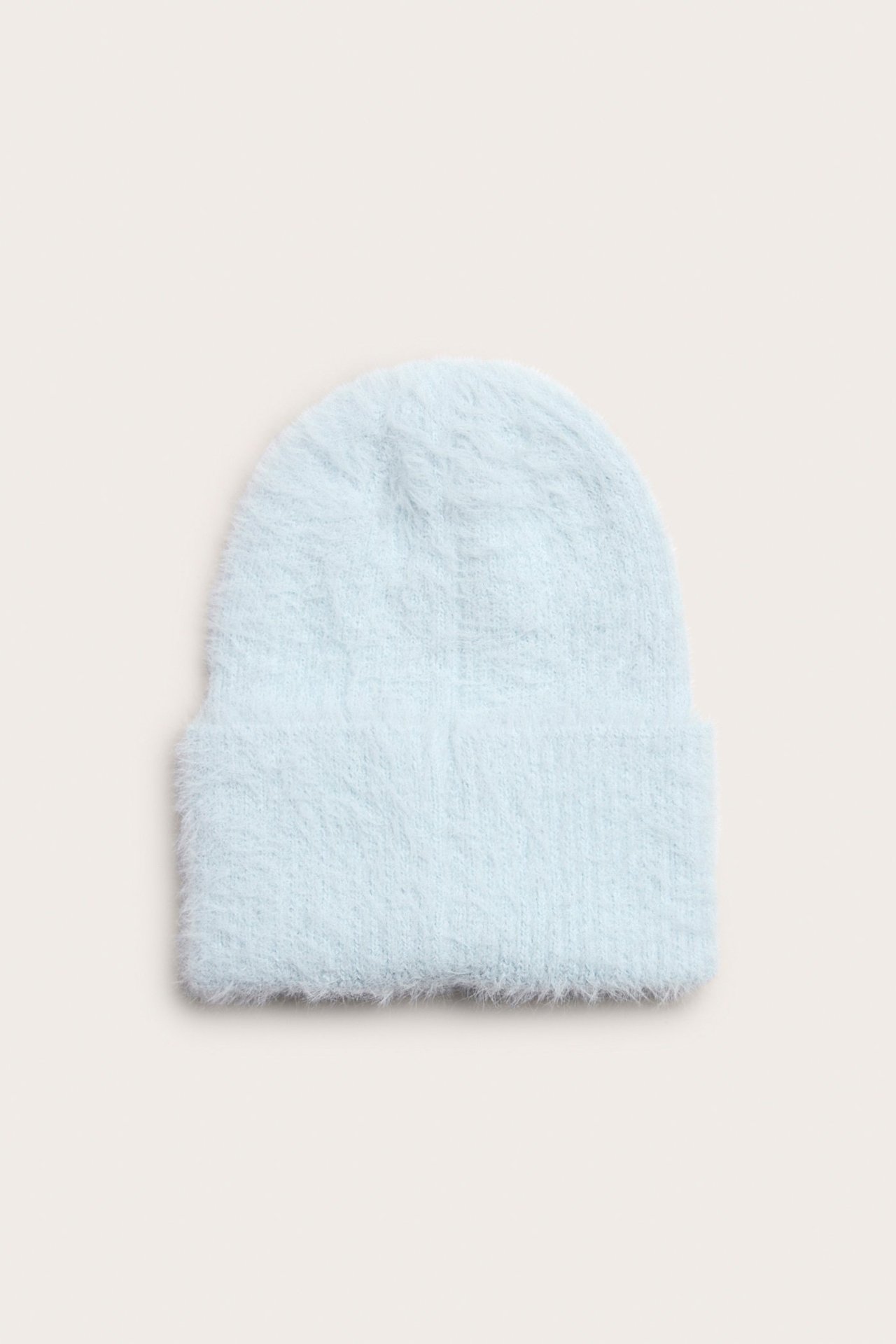Widok z przodu jasnoniebieskiej puszystej czapki z wywiniętym brzegiem.
