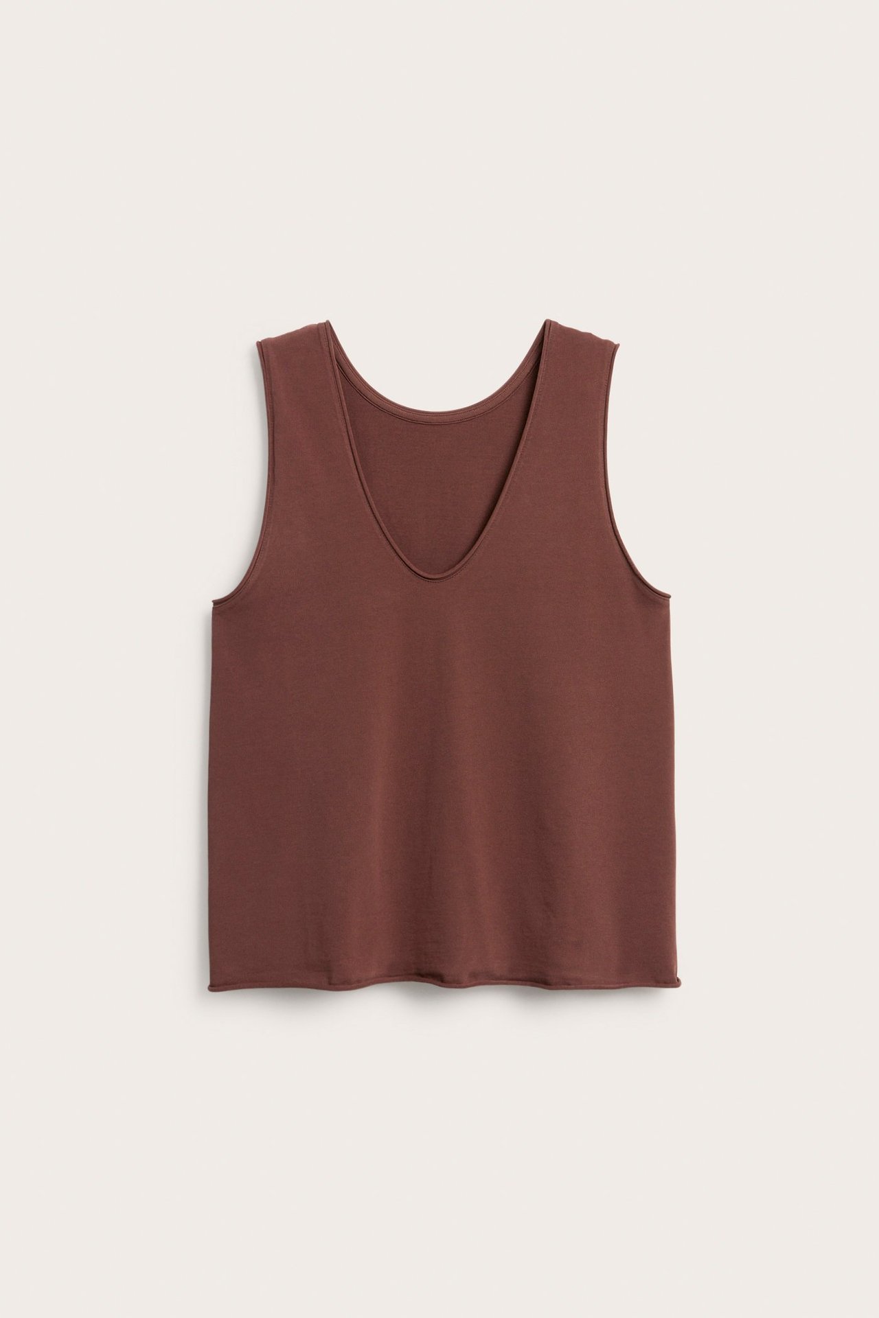 Frontvisning av en ensfarget vinrød V-hals singlet i bomullsjersey med rå kant.