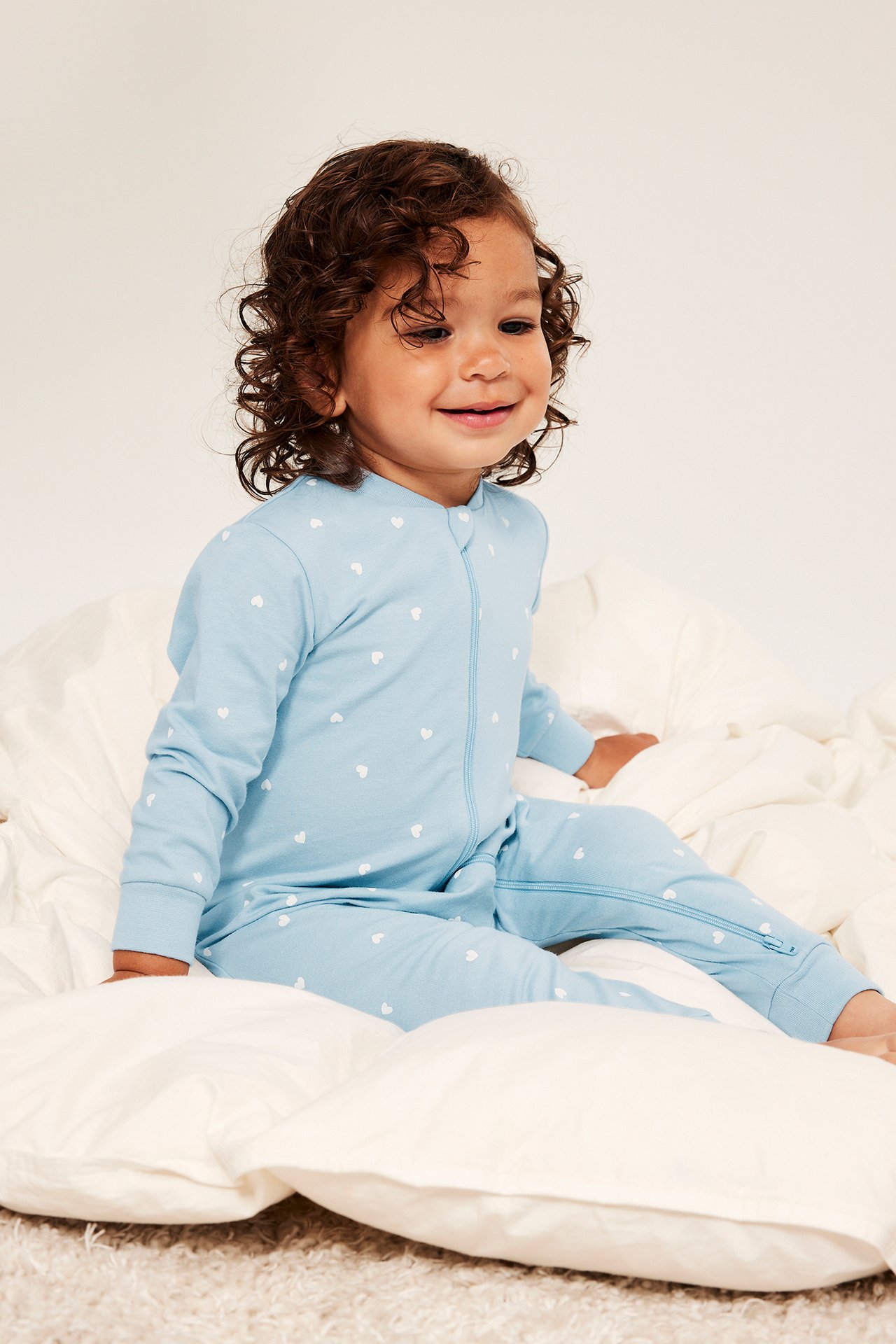 Lyseblå baby pyjamas med glidelås, all-over print og applikasjon bak, bomull.