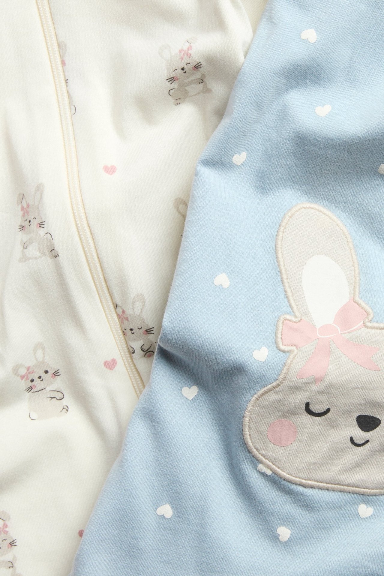 Offwhite babypysjamas 2-pack med kaninermönster och applikation bak, långärmad.