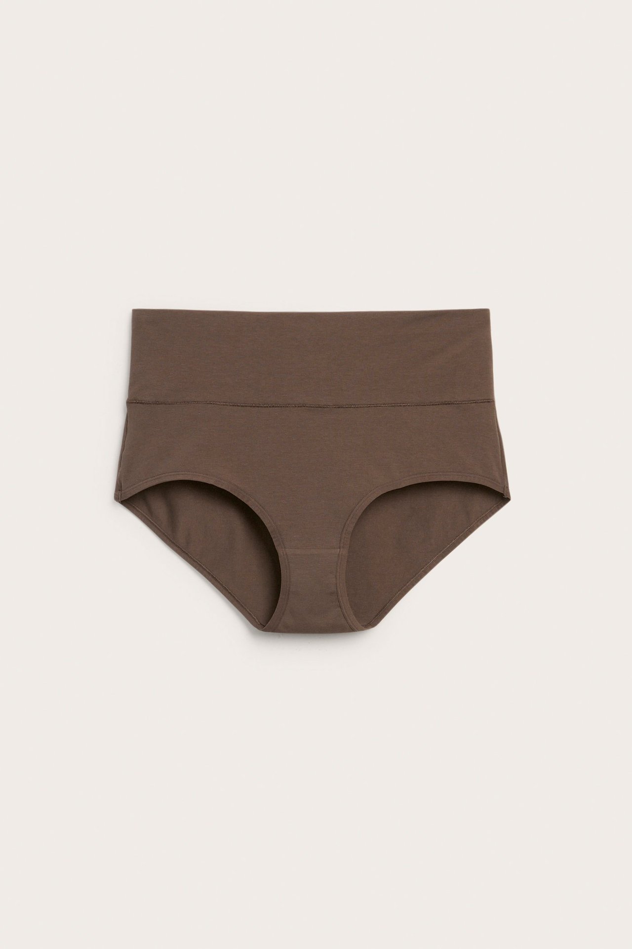 Widok z przodu damskich ciemnobrązowych bawełnianych fig typu hipster z szerokim pasem.