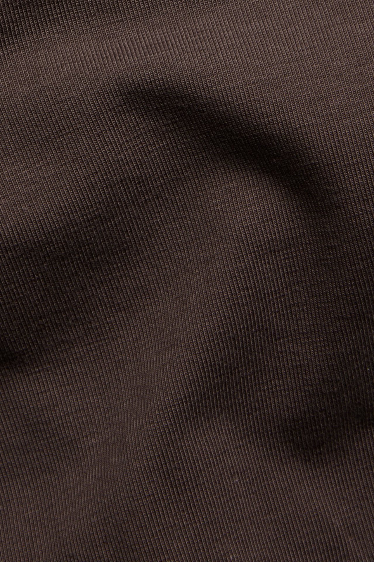 Zbliżenie na ciemnobrązowy, prążkowany materiał bawełniany stringów.