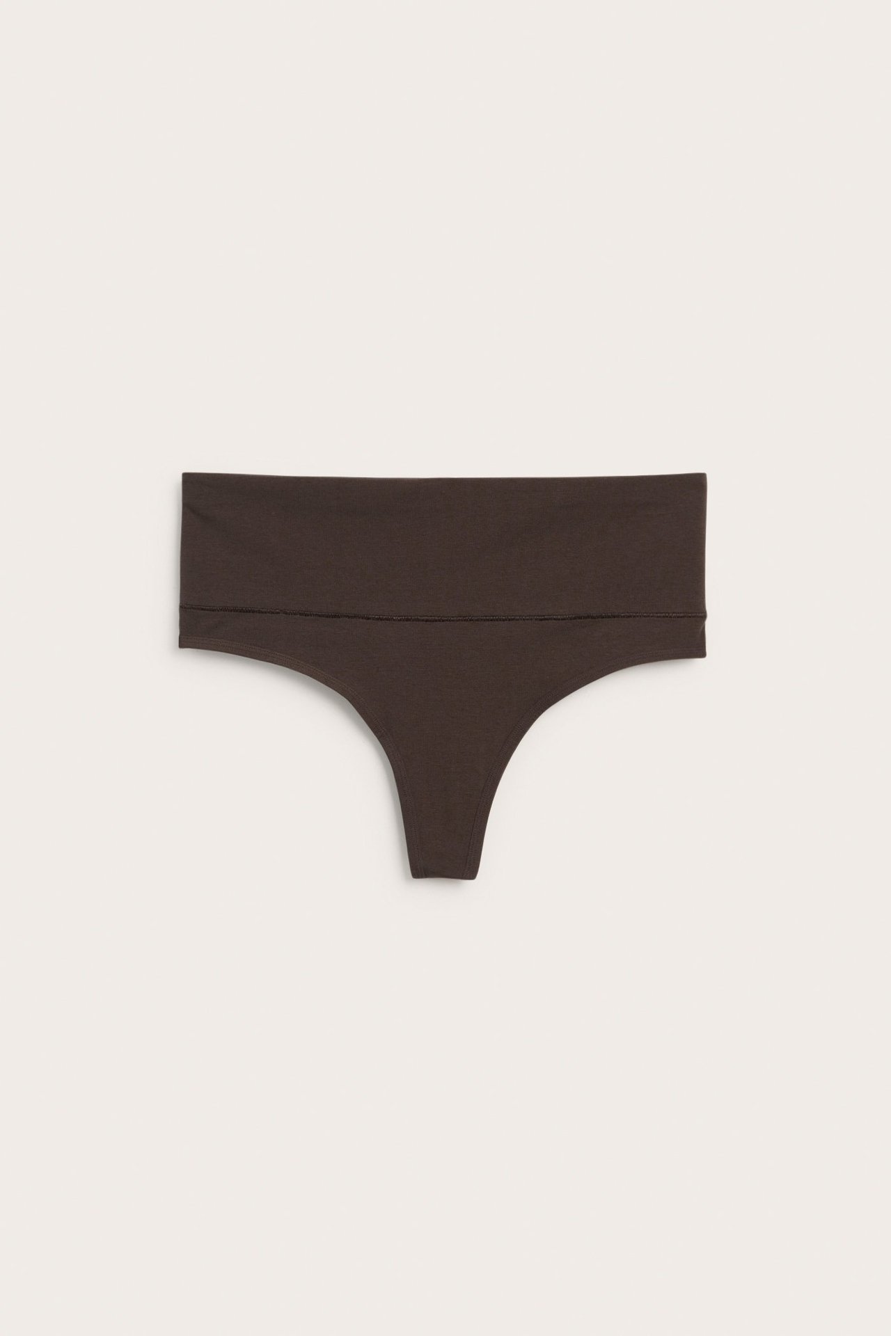 Edestä, yksivärinen tummanruskea puuvillastringi leveällä vyötärönauhalla.