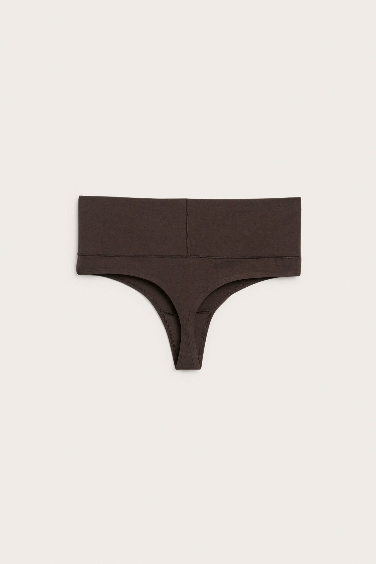 Edestä, tummanruskeat puuvillastringit leveällä vyötärönauhalla, litteänä.