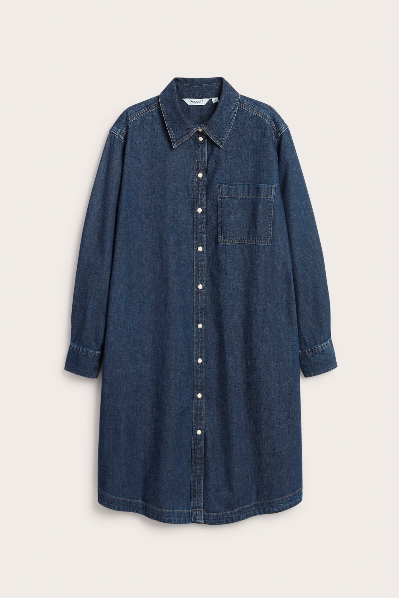 Frontvisning av en lang, mørk denimskjortekjole med krage, hvite knapper og brystlomme.