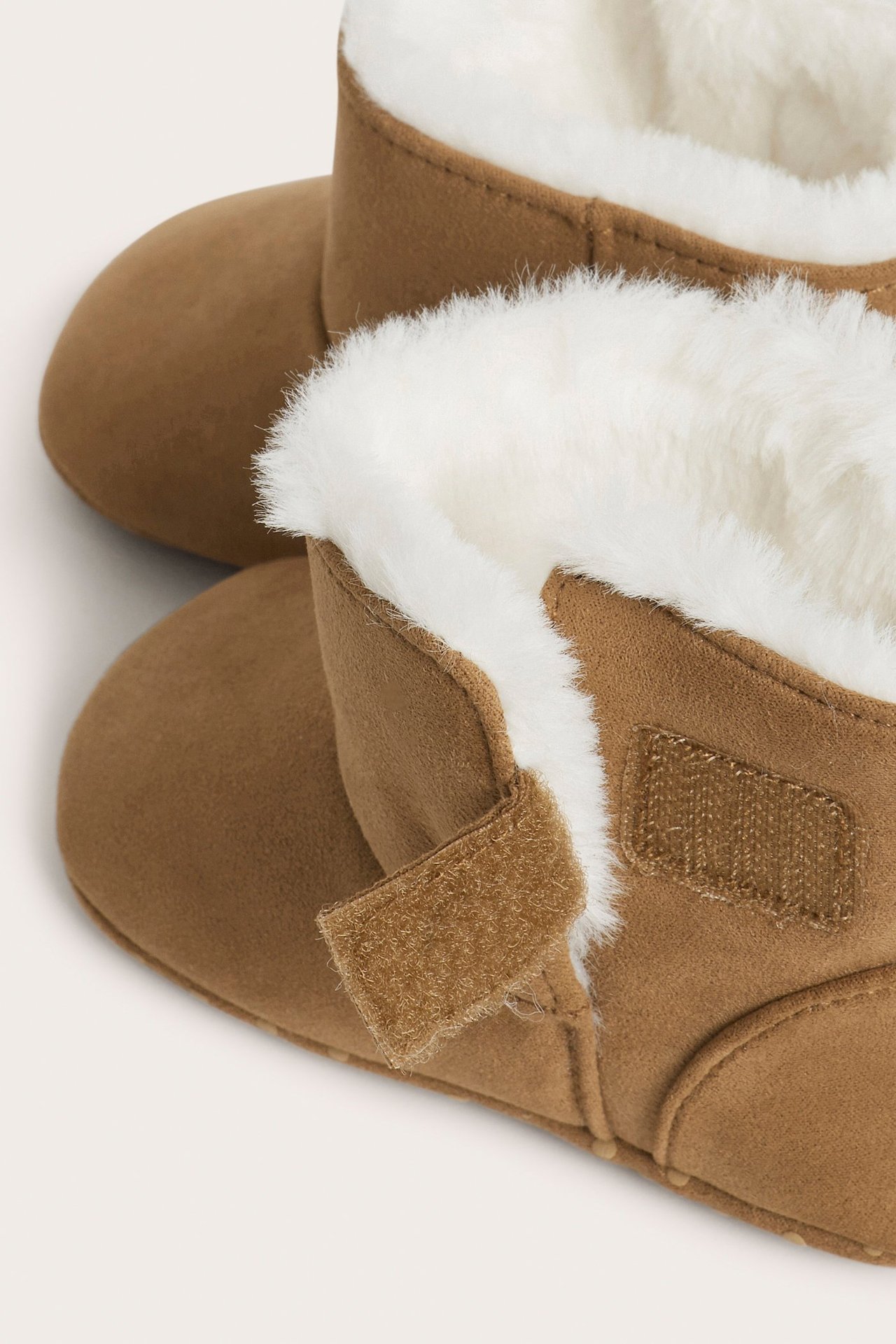 Mjuka boots i mockaimitation