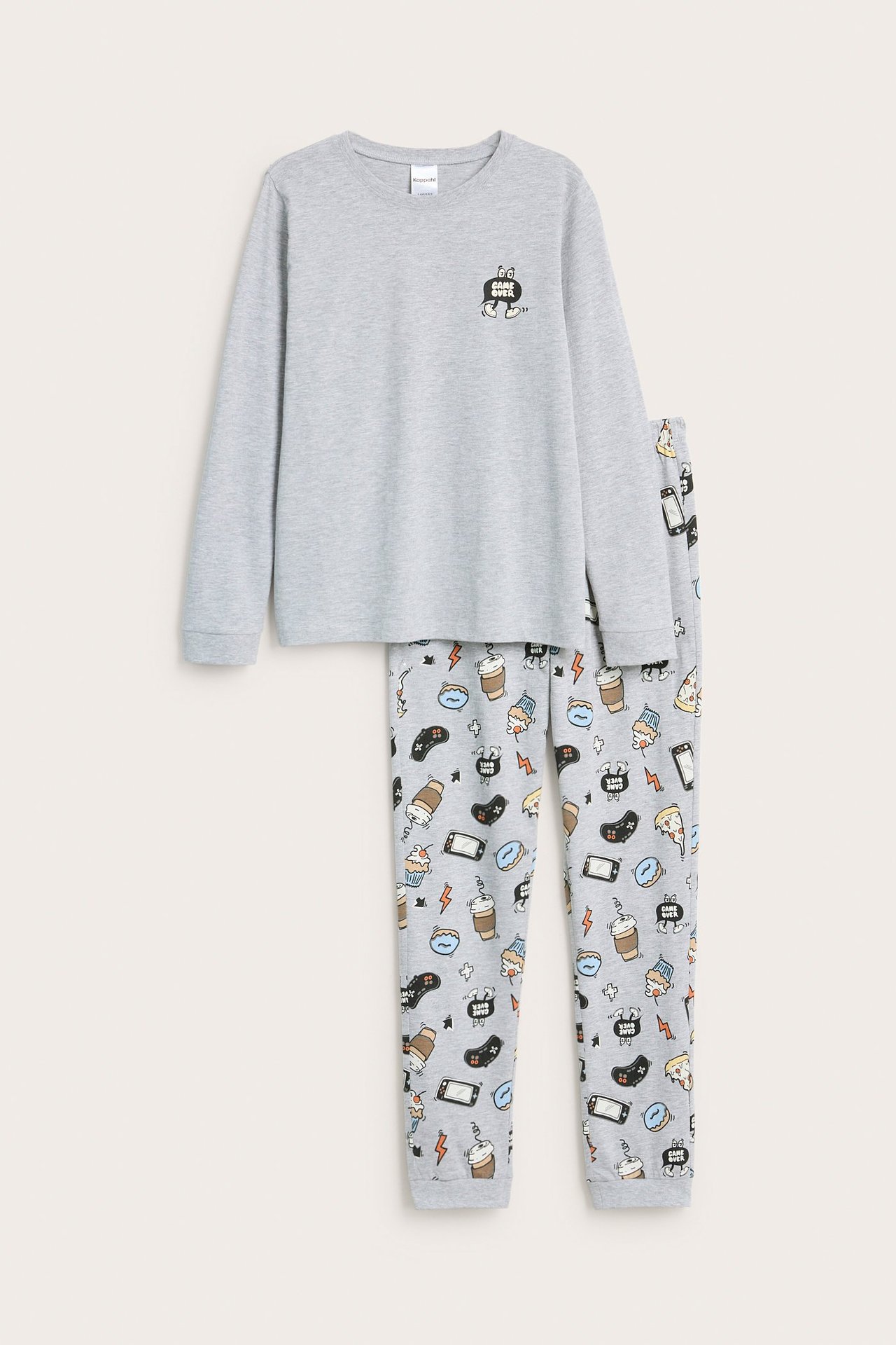 Edestä näkymä lapsen harmaamelange pitkään pyjamassettiin pienellä rintapainatuksella ja kuvioiduilla housuilla.