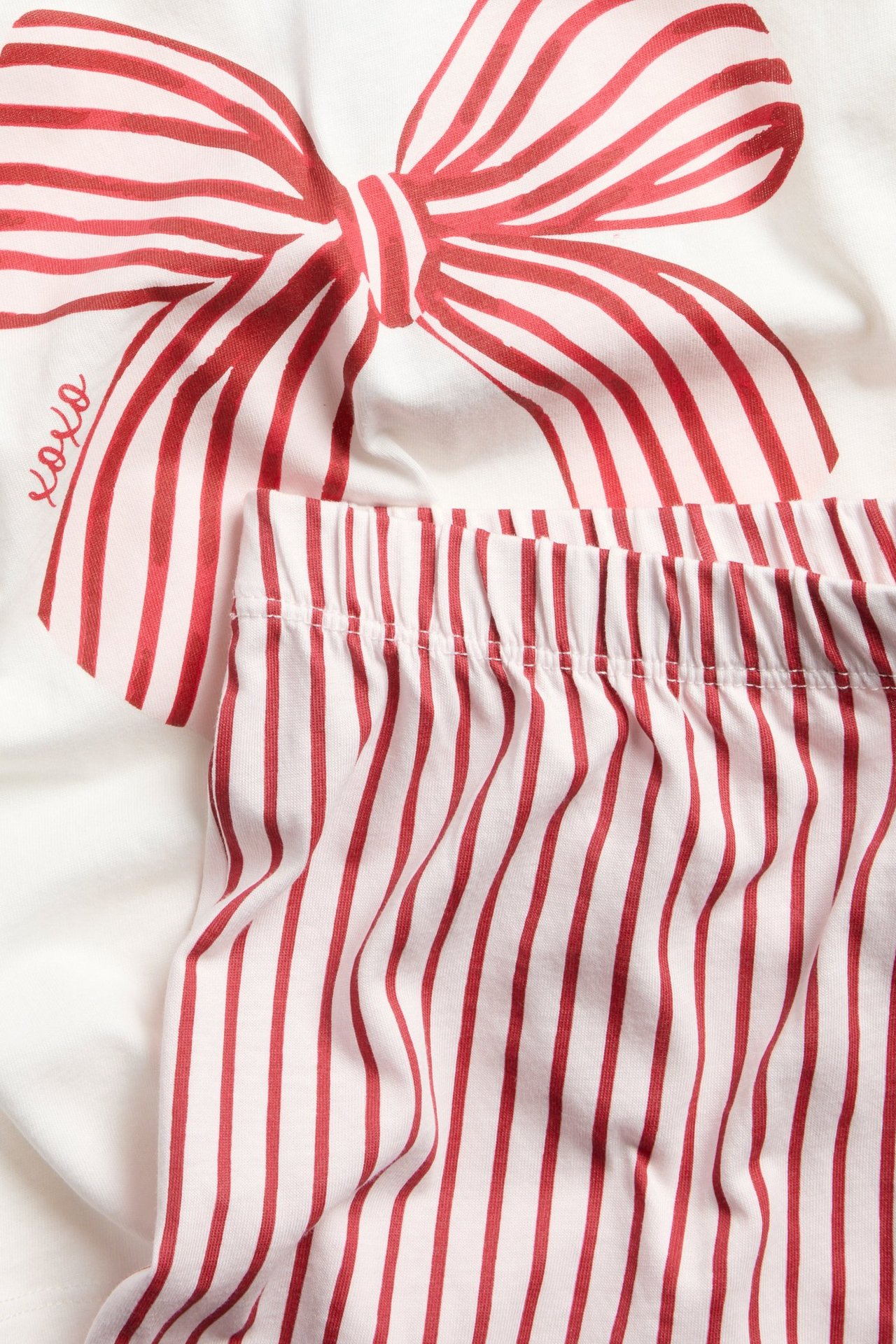 Offwhite lyhythihainen pyjama, punaisella raidalla ja etukuvio, 100 % puuvillaa.