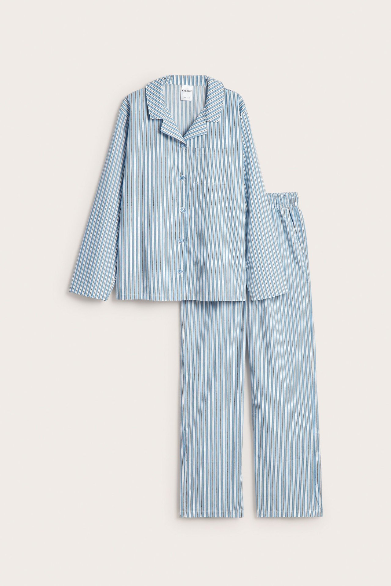 Frontvy av en ljusblå randig pyjamas i poplin med krage på överdel och raka byxor.
