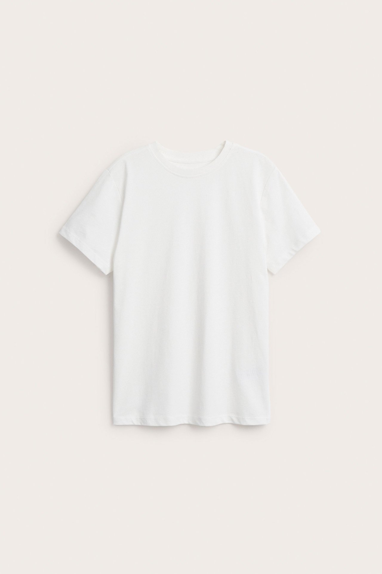 Edestä näkymä yksivärisestä valkoisesta lyhythihaisesta puuvillaisesta t-paidasta, jossa on ribbineulottu pyöreä kaula-aukko.