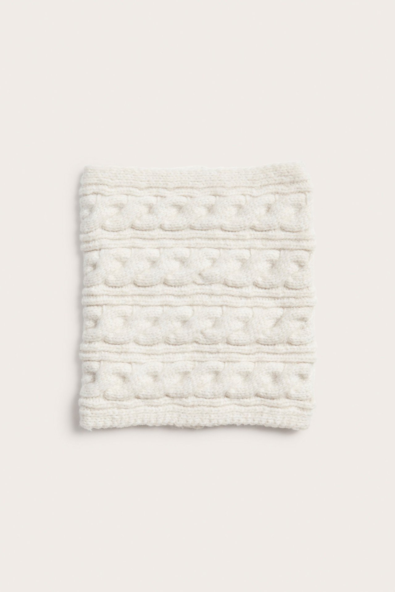 Widok z przodu: ecru, poliestrowy komin z warkoczowym splotem i strukturalnym wzorem.