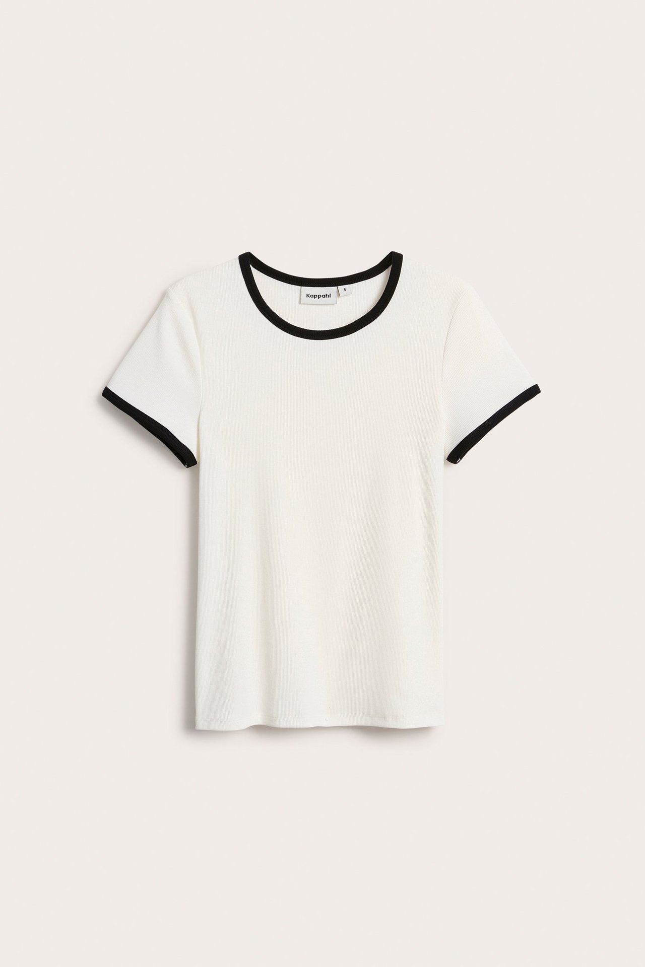 Widok z przodu: kremowy, prążkowany top z krótkim rękawem, z czarnymi lamówkami przy dekolcie i rękawach.