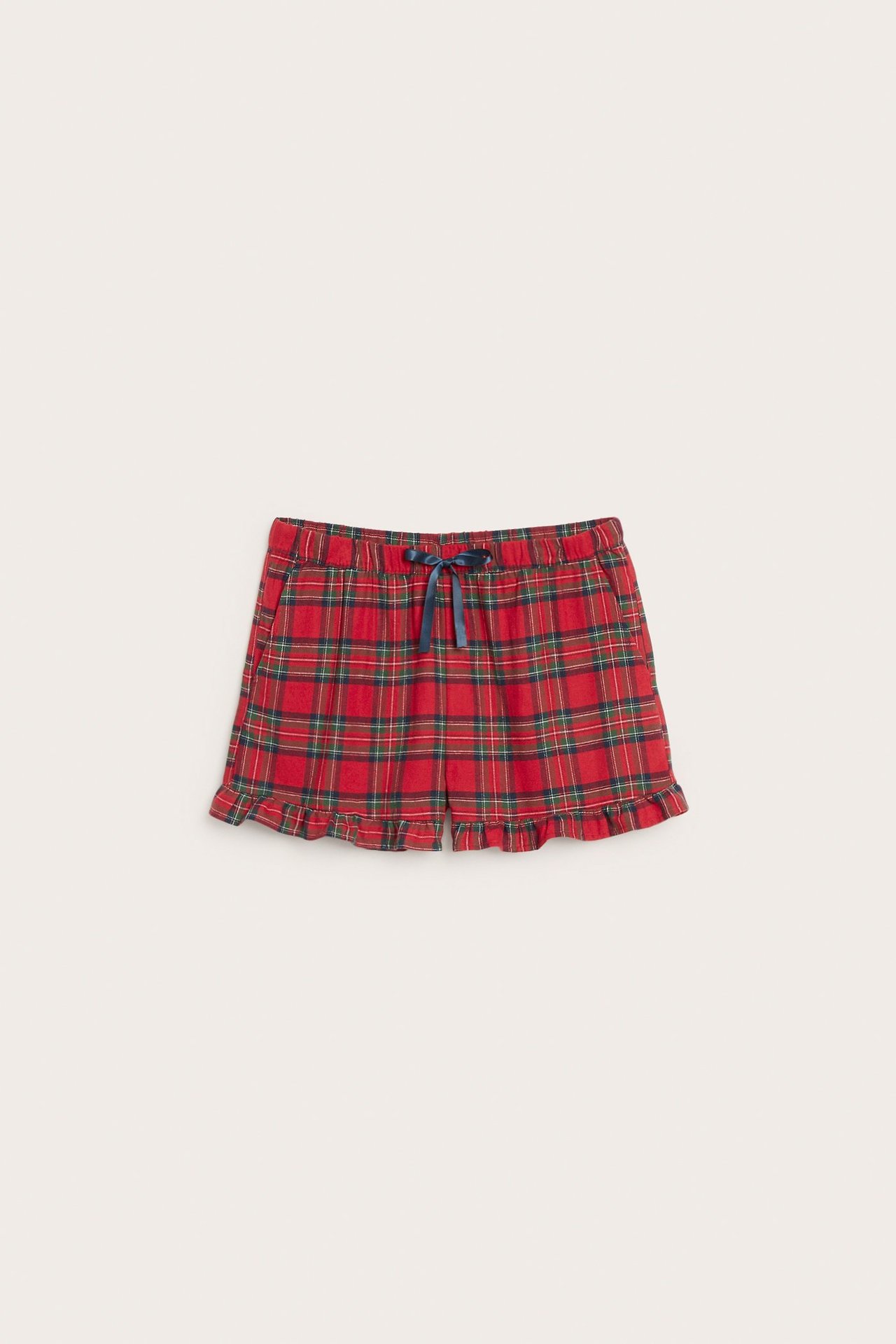 Frontvisning av røde rutete pysjamas-shorts i bomull med blå snøring og rysjekant.