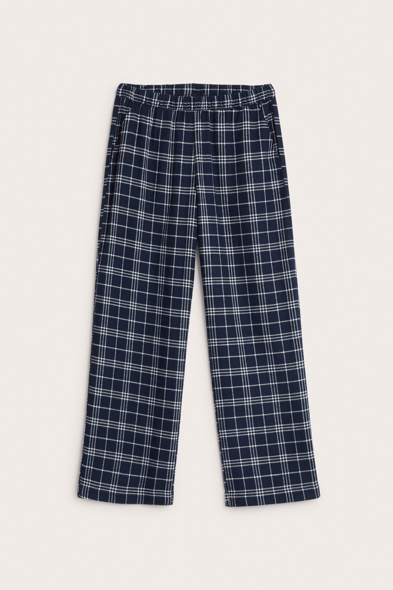 Frontvisning: Mørkeblå rutete flanellpyjamasbukser med elastisk midje og sidelommer.