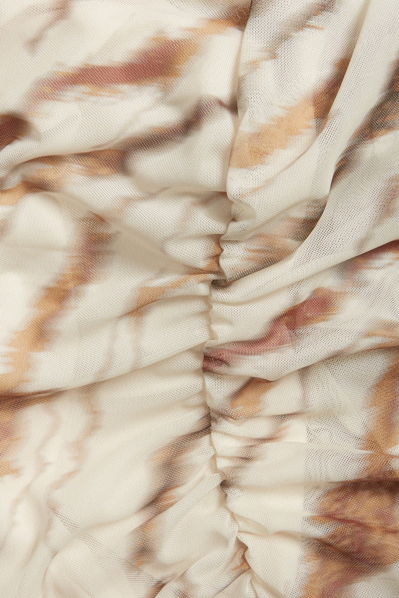 Zbliżenie beżowej sukienki z siateczki dżersejowej w zebrę, z marszczeniem.
