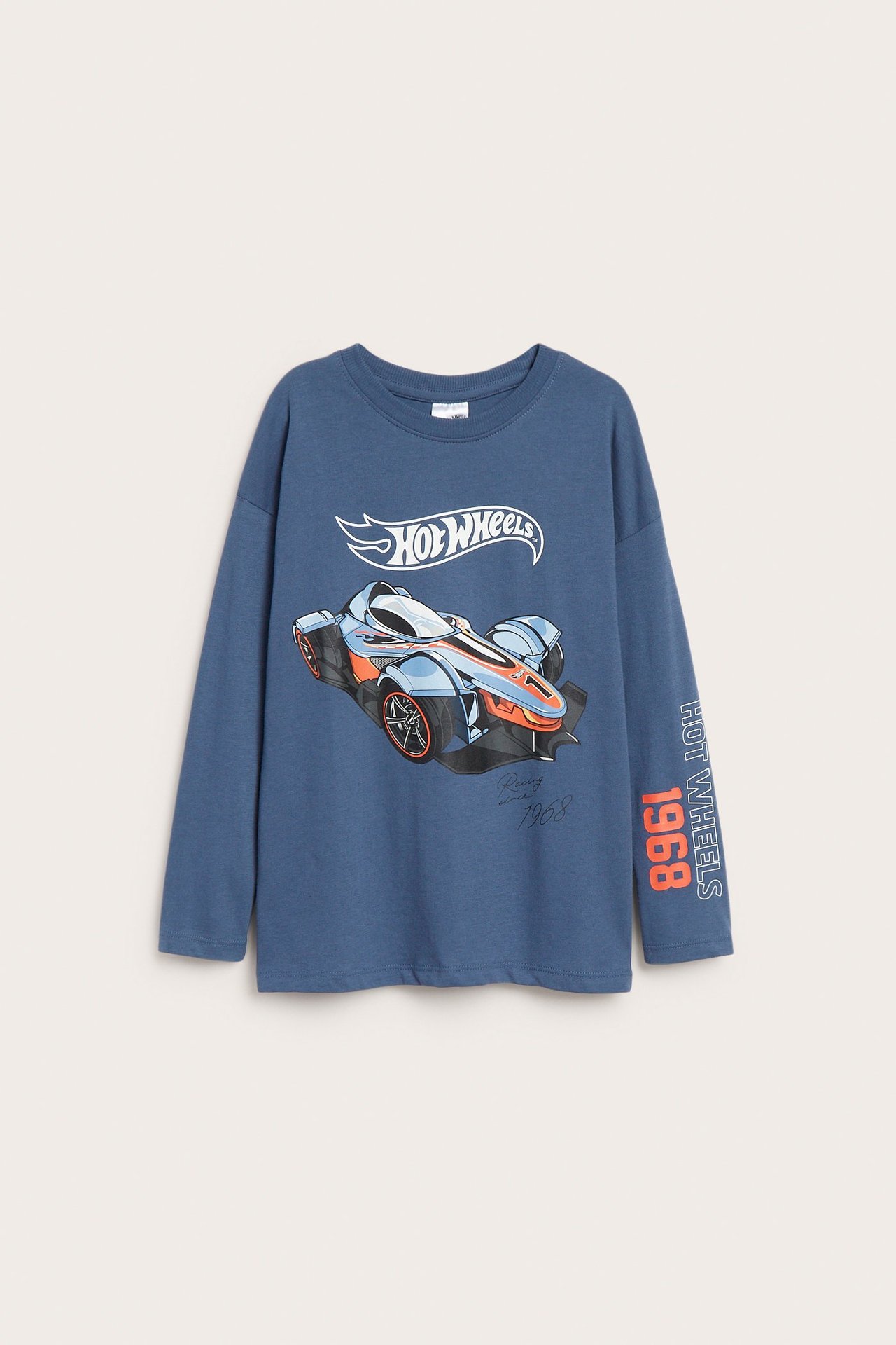 Widok z przodu, niebieska bawełniana koszulka z długim rękawem dla dzieci z nadrukiem Hot Wheels.
