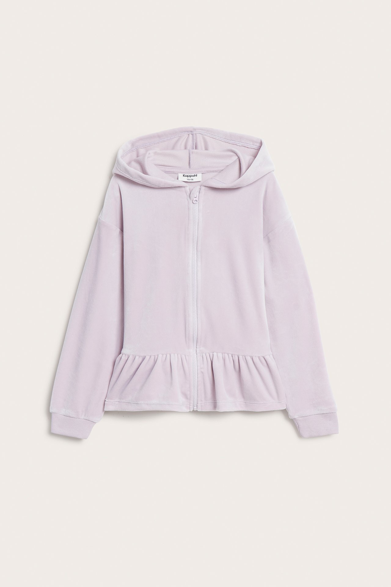 Widok z przodu dziecięcej, jasnofioletowej welurowej bluzy z kapturem, z zamkiem i falbanką peplum.