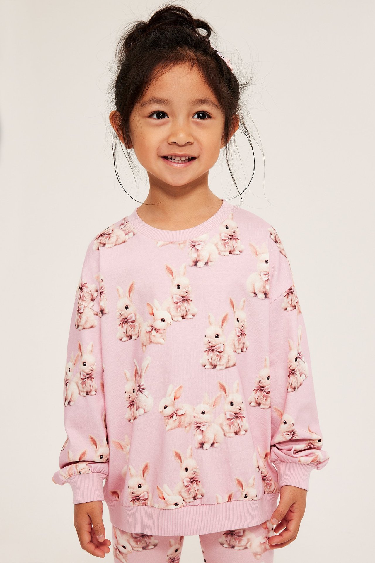 Långärmad, rosa topp med kanineremönster i bomull, ribb i hals, ärmslut och nederkant.