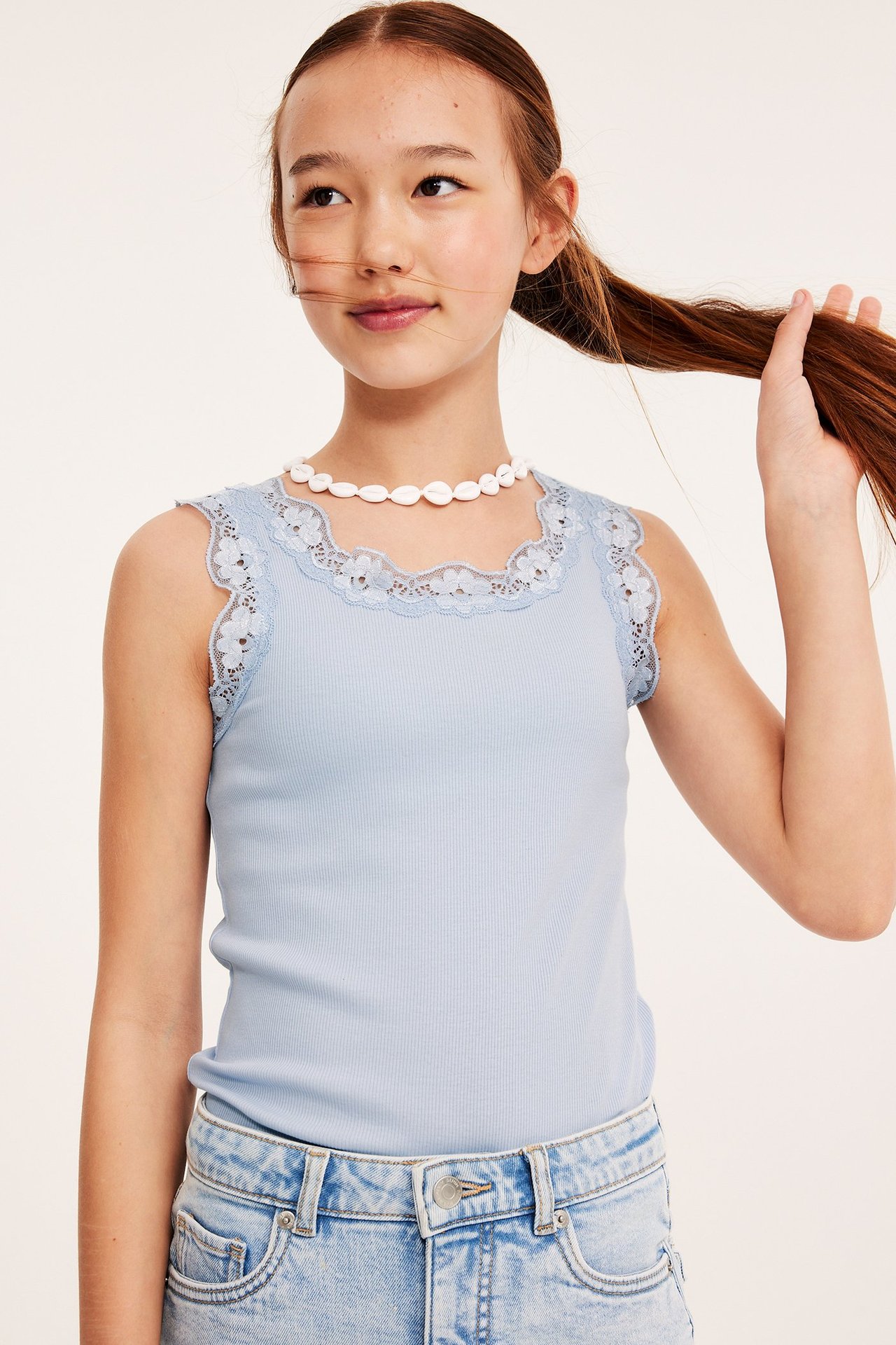 Ribbat linne med spets