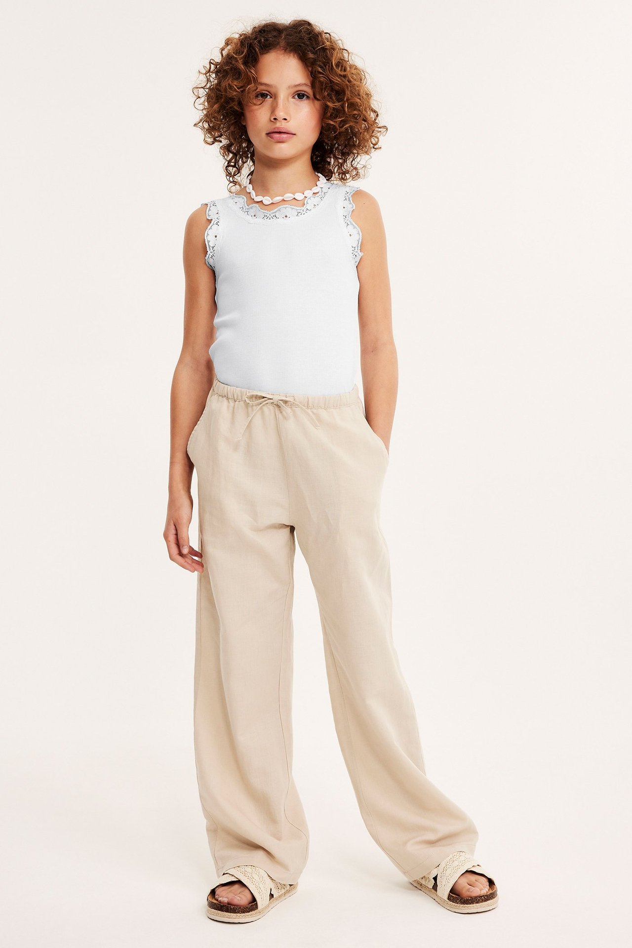 Ribbat linne med spets