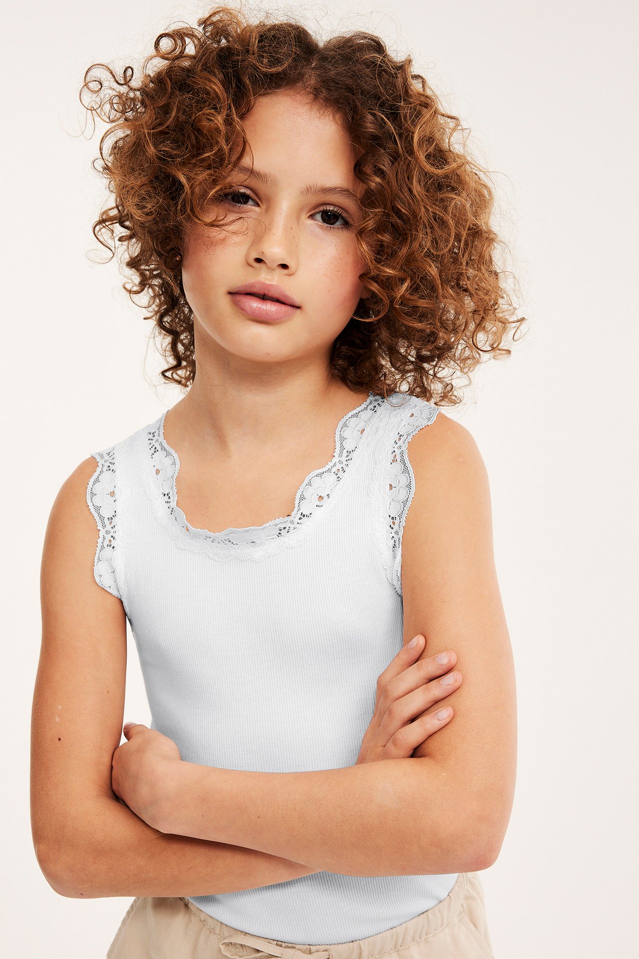 Ribbat linne med spets