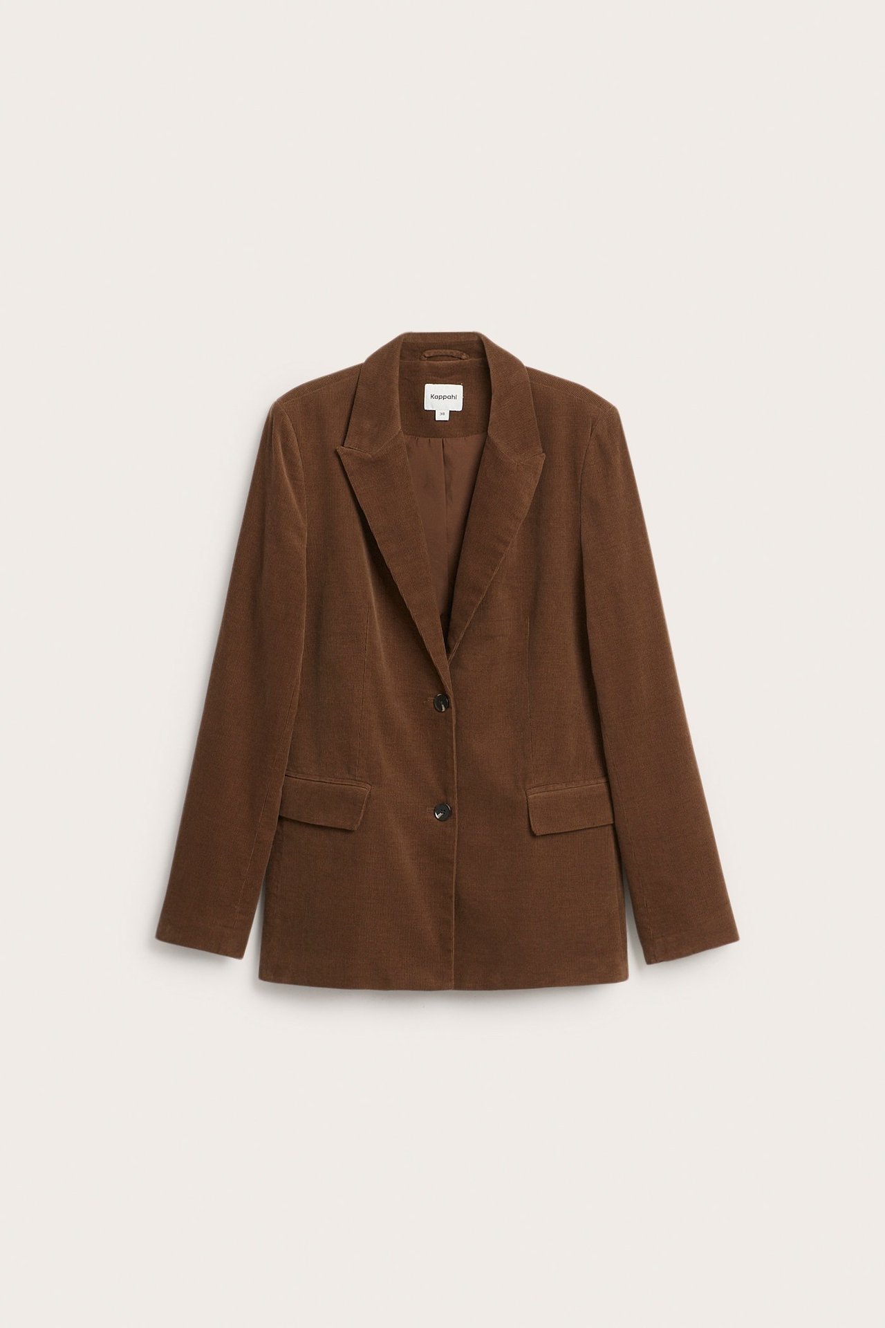 Edestä, ruskea vakosamettibleiseri kahdella napilla ja kahdella läppätaskulla, yksi nappi kiinni.